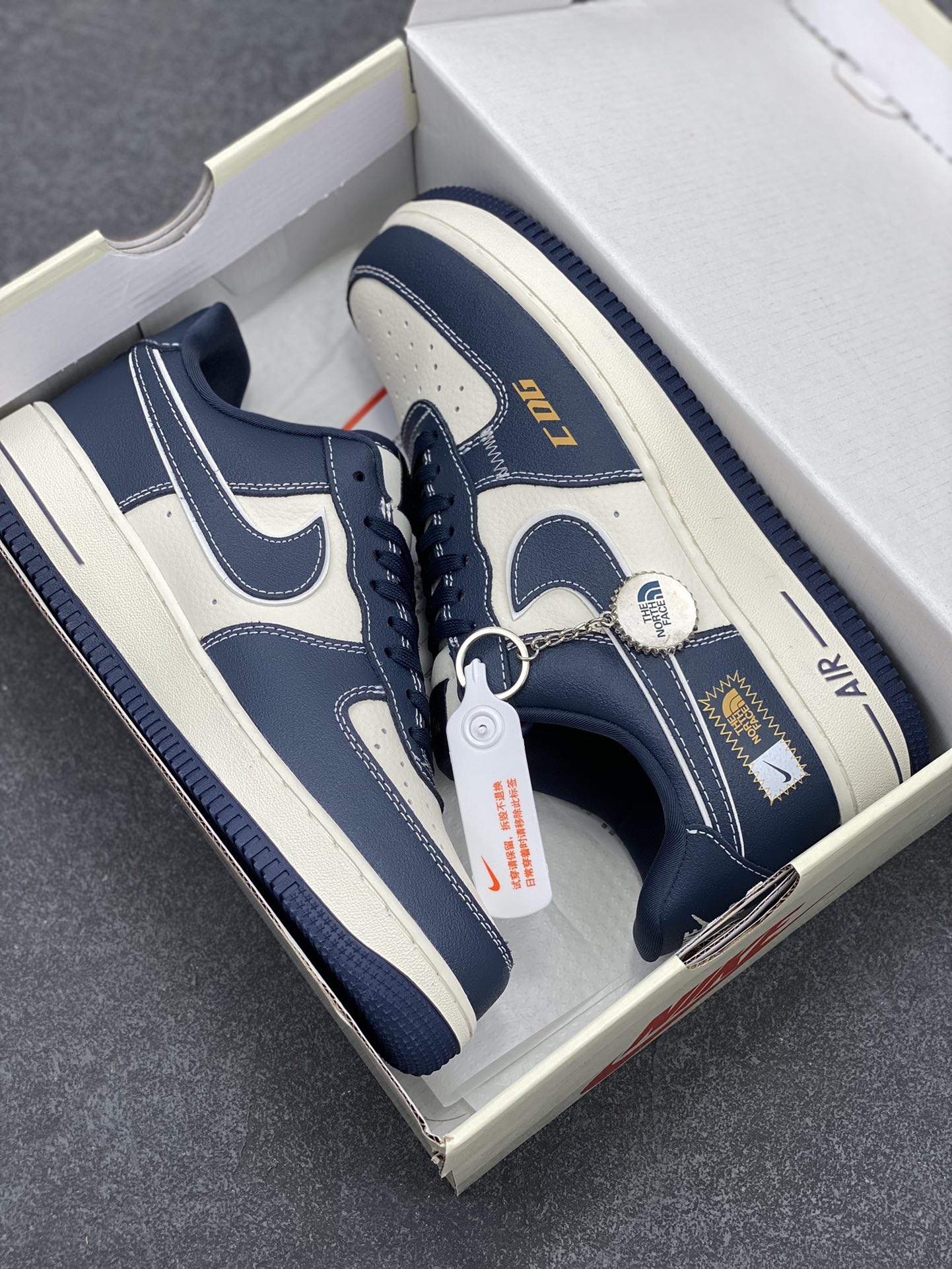 图片[9]-NIke Air Force 1 \’07 Low “北面联名–CDG深蓝”空军一号 低帮 运动鞋 休闲鞋 折边针车 工艺难度大 原楦头原纸板 原装鞋盒 定制五金配件 内置全掌气垫 原厂鞋底 货号：KK1988-014 尺码：36 36.5 37.5 38 38.5 39 40 40.5 41 42 42.5 43 44 44.5 45-选品中心