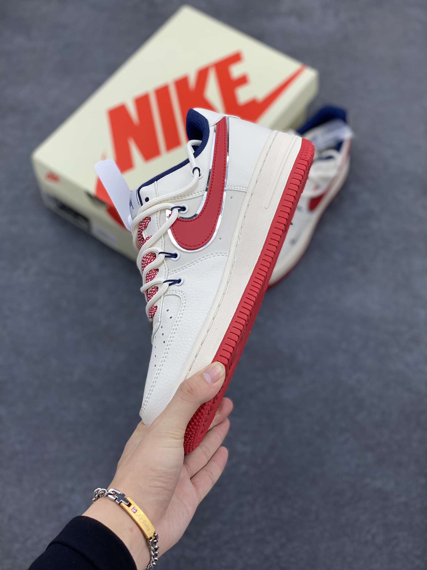 图片[3]-NIke Air Force 1 \’07 Low “斯图西联名——米白红抽绳”空军一号 低帮 运动鞋 休闲鞋 折边针车 工艺难度大 原楦头原纸板 原装鞋盒 定制五金配件 内置全掌气垫 原厂鞋底 货号：SJ1198-300 尺码：36 36.5 37.5 38 38.5 39 40 40.5 41 42 42.5 43 44 44.5 45-选品中心