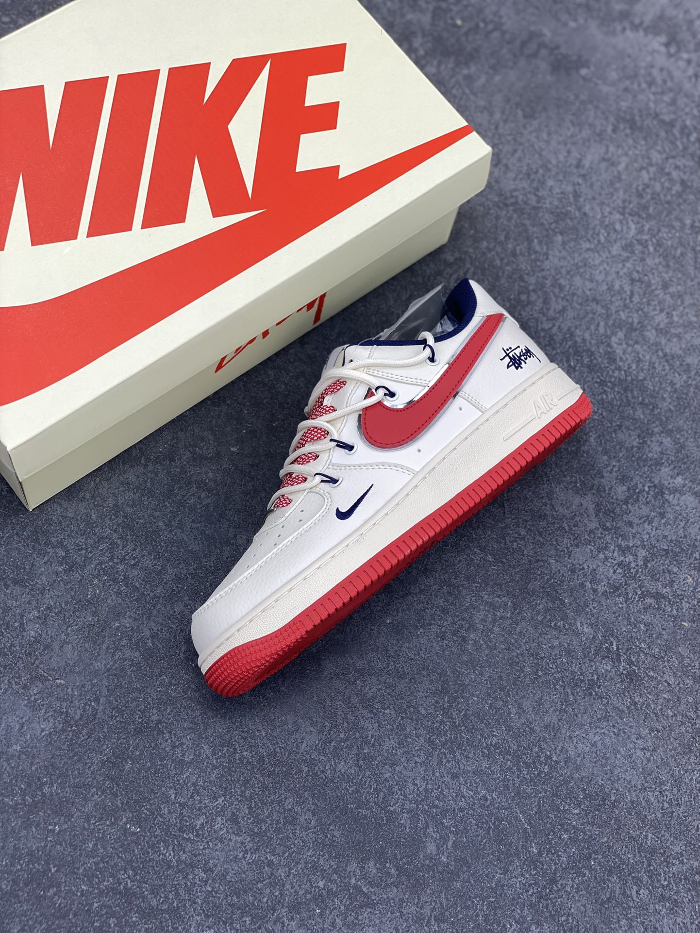 图片[7]-NIke Air Force 1 \’07 Low “斯图西联名——米白红抽绳”空军一号 低帮 运动鞋 休闲鞋 折边针车 工艺难度大 原楦头原纸板 原装鞋盒 定制五金配件 内置全掌气垫 原厂鞋底 货号：SJ1198-300 尺码：36 36.5 37.5 38 38.5 39 40 40.5 41 42 42.5 43 44 44.5 45-选品中心