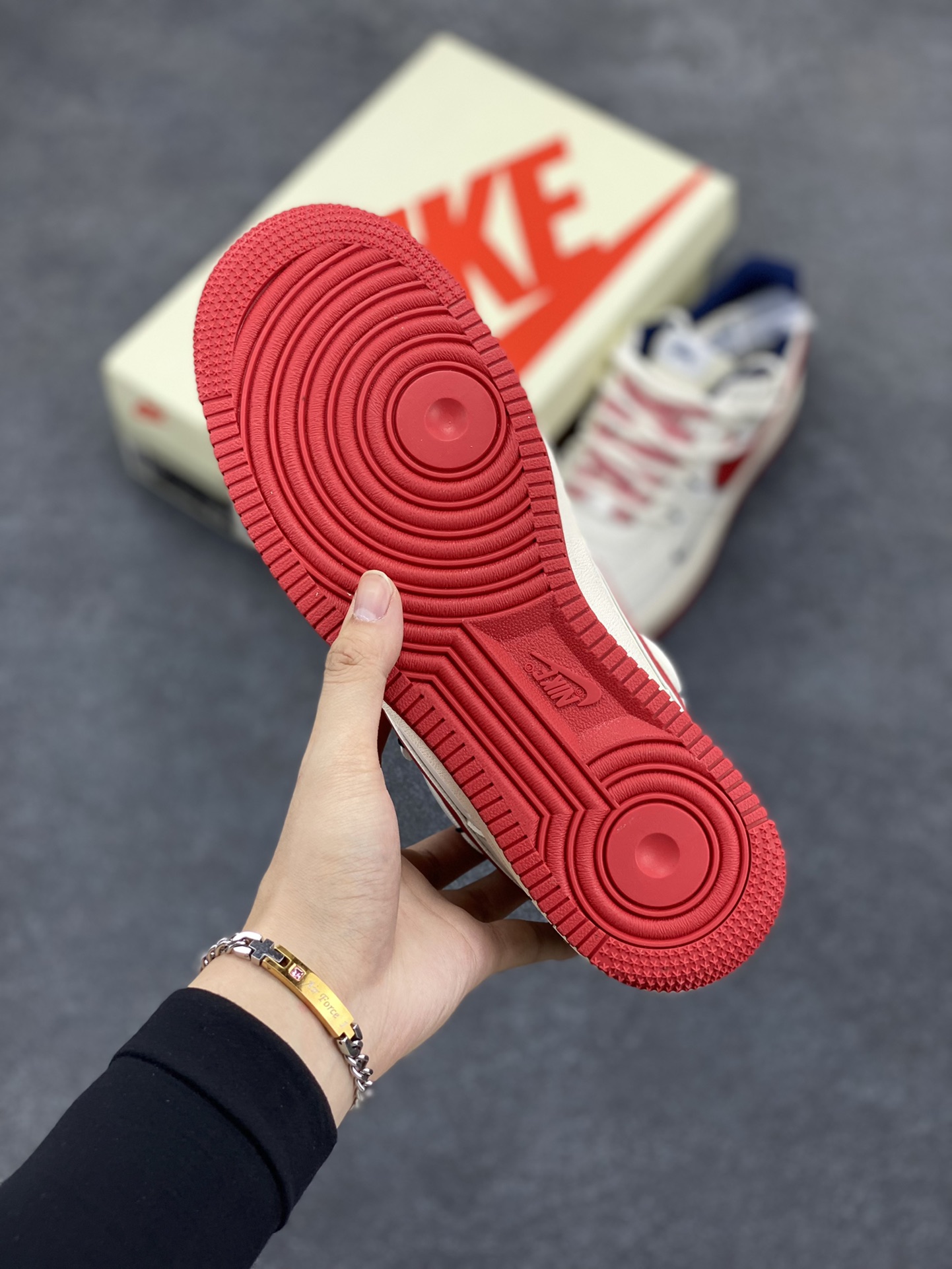 图片[5]-NIke Air Force 1 \’07 Low “斯图西联名——米白红抽绳”空军一号 低帮 运动鞋 休闲鞋 折边针车 工艺难度大 原楦头原纸板 原装鞋盒 定制五金配件 内置全掌气垫 原厂鞋底 货号：SJ1198-300 尺码：36 36.5 37.5 38 38.5 39 40 40.5 41 42 42.5 43 44 44.5 45-选品中心