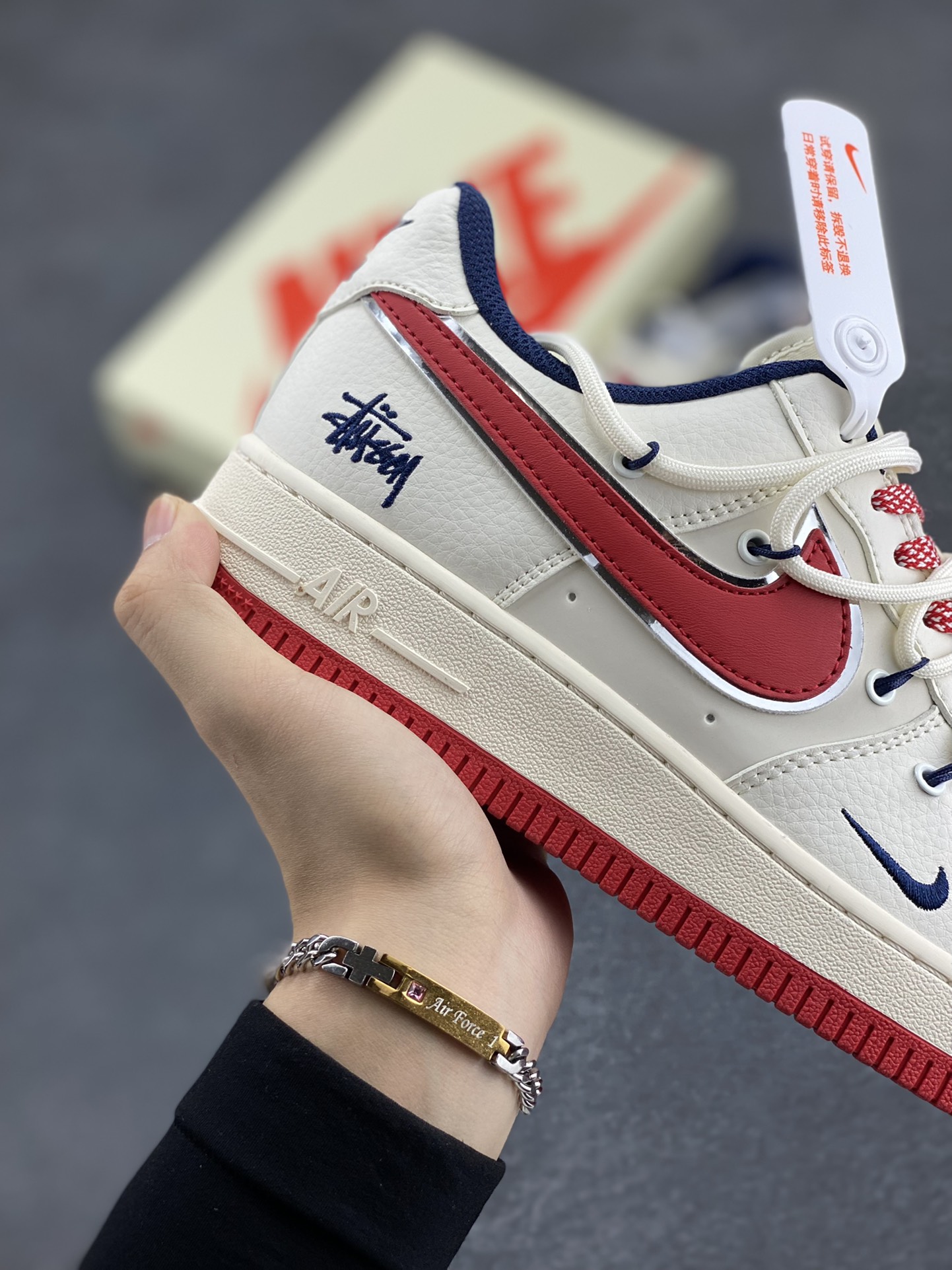 图片[6]-NIke Air Force 1 \’07 Low “斯图西联名——米白红抽绳”空军一号 低帮 运动鞋 休闲鞋 折边针车 工艺难度大 原楦头原纸板 原装鞋盒 定制五金配件 内置全掌气垫 原厂鞋底 货号：SJ1198-300 尺码：36 36.5 37.5 38 38.5 39 40 40.5 41 42 42.5 43 44 44.5 45-选品中心