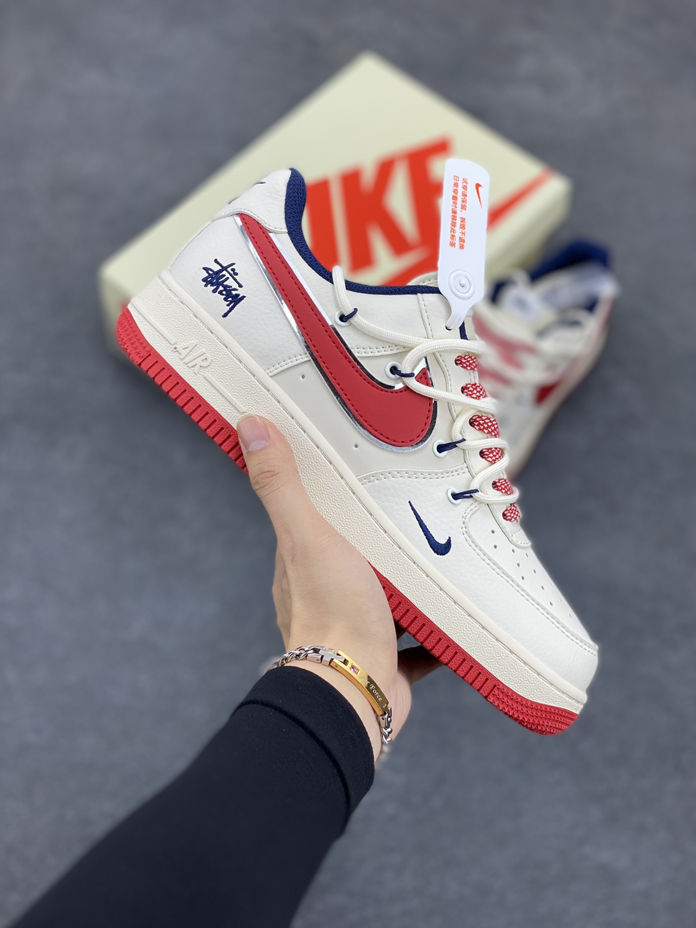 NIke Air Force 1 \’07 Low “斯图西联名——米白红抽绳”空军一号 低帮 运动鞋 休闲鞋 折边针车 工艺难度大 原楦头原纸板 原装鞋盒 定制五金配件 内置全掌气垫 原厂鞋底 货号:SJ1198-300 尺码:36 36.5 37.5 38 38.5 39 40 40.5 41 42 42.5 43 44 44.5 45-选品中心