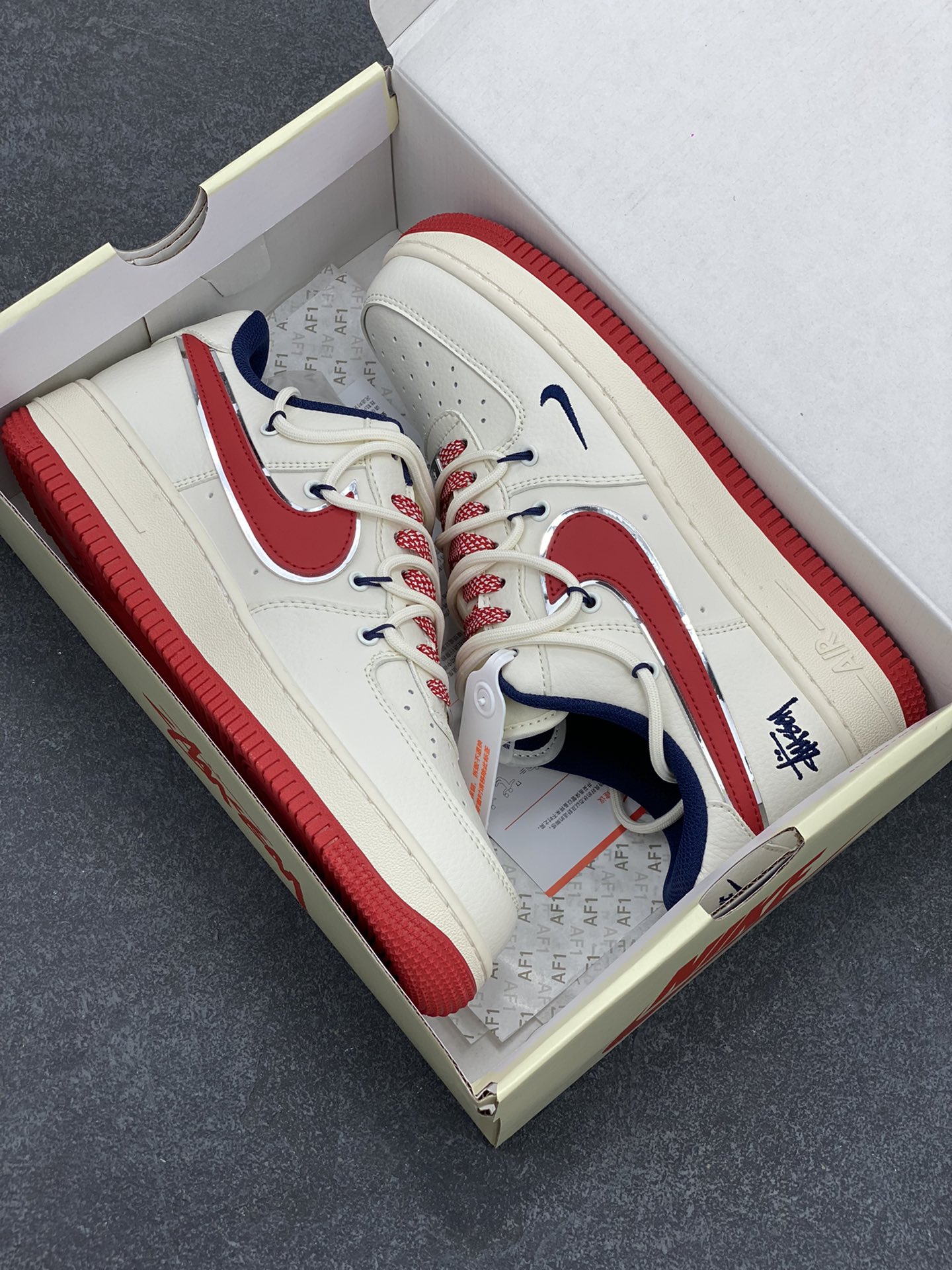 图片[9]-NIke Air Force 1 \’07 Low “斯图西联名——米白红抽绳”空军一号 低帮 运动鞋 休闲鞋 折边针车 工艺难度大 原楦头原纸板 原装鞋盒 定制五金配件 内置全掌气垫 原厂鞋底 货号：SJ1198-300 尺码：36 36.5 37.5 38 38.5 39 40 40.5 41 42 42.5 43 44 44.5 45-选品中心