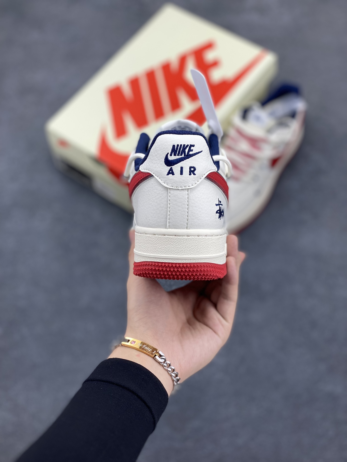图片[4]-NIke Air Force 1 \’07 Low “斯图西联名——米白红抽绳”空军一号 低帮 运动鞋 休闲鞋 折边针车 工艺难度大 原楦头原纸板 原装鞋盒 定制五金配件 内置全掌气垫 原厂鞋底 货号：SJ1198-300 尺码：36 36.5 37.5 38 38.5 39 40 40.5 41 42 42.5 43 44 44.5 45-选品中心