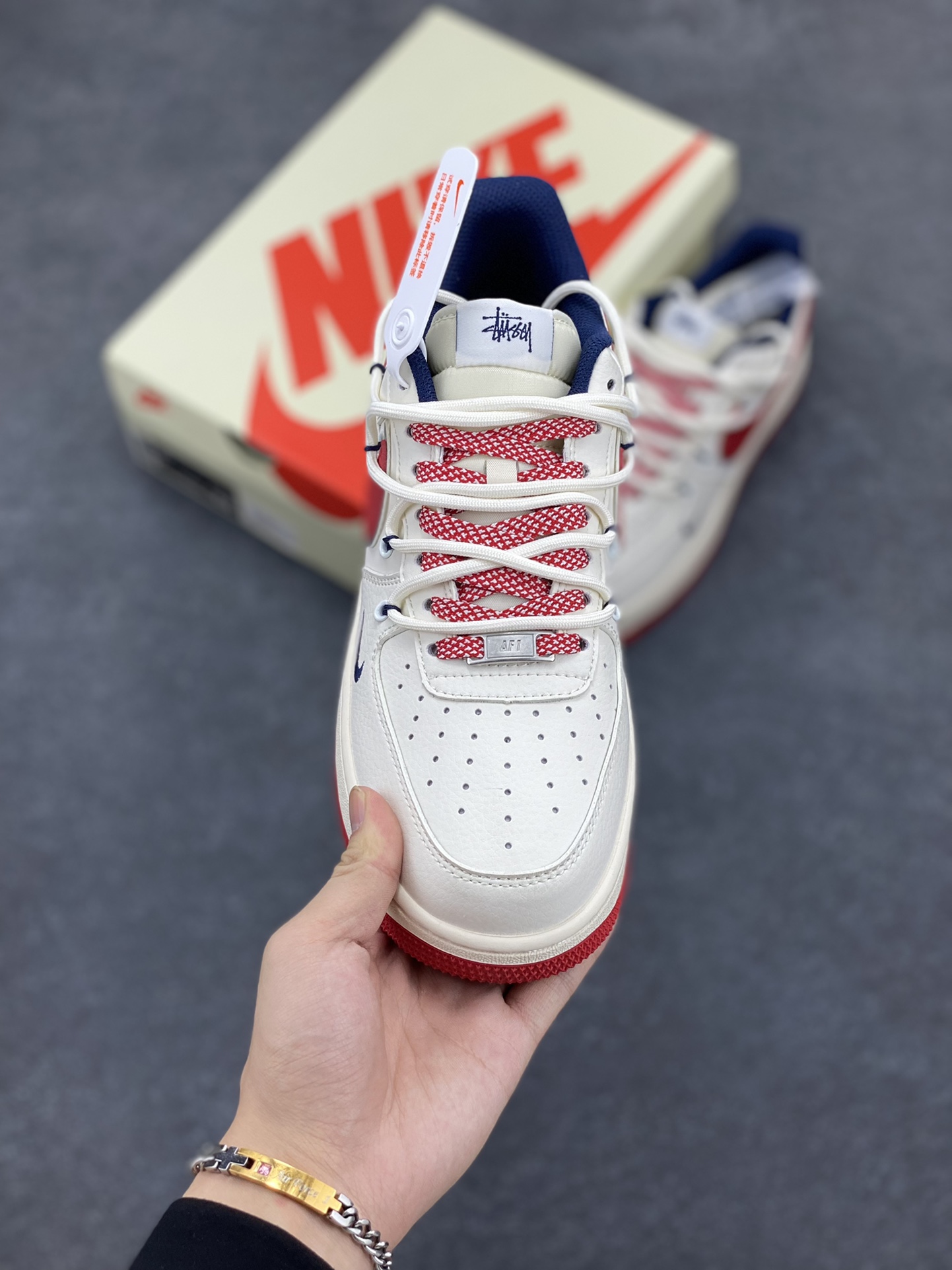 图片[2]-NIke Air Force 1 \’07 Low “斯图西联名——米白红抽绳”空军一号 低帮 运动鞋 休闲鞋 折边针车 工艺难度大 原楦头原纸板 原装鞋盒 定制五金配件 内置全掌气垫 原厂鞋底 货号：SJ1198-300 尺码：36 36.5 37.5 38 38.5 39 40 40.5 41 42 42.5 43 44 44.5 45-选品中心