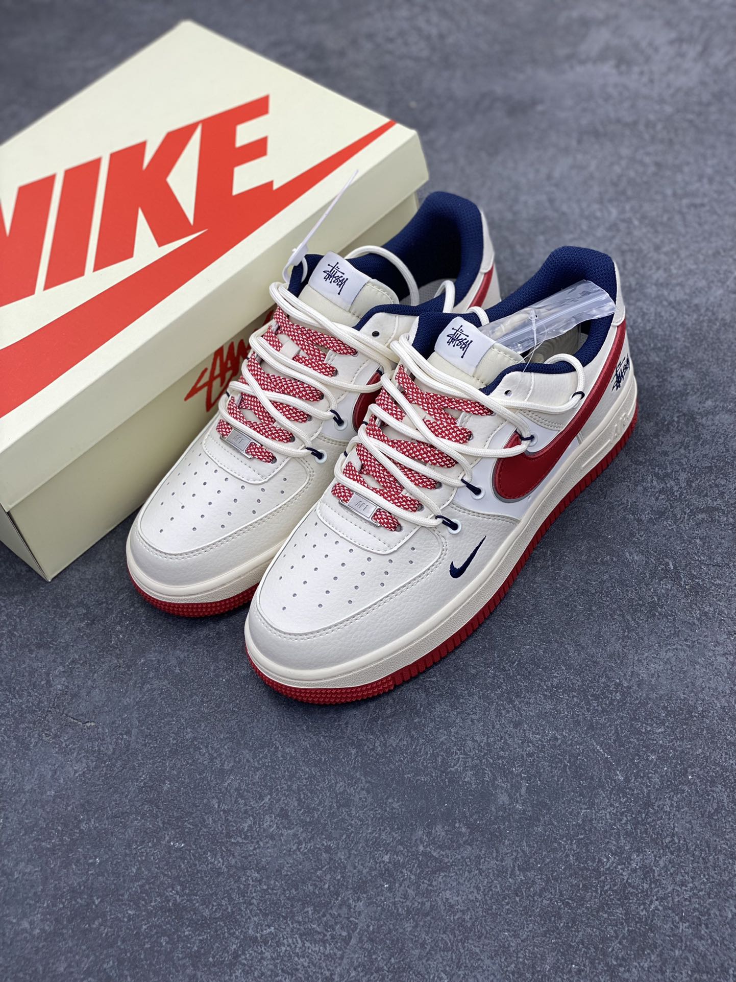 图片[8]-NIke Air Force 1 \’07 Low “斯图西联名——米白红抽绳”空军一号 低帮 运动鞋 休闲鞋 折边针车 工艺难度大 原楦头原纸板 原装鞋盒 定制五金配件 内置全掌气垫 原厂鞋底 货号：SJ1198-300 尺码：36 36.5 37.5 38 38.5 39 40 40.5 41 42 42.5 43 44 44.5 45-选品中心