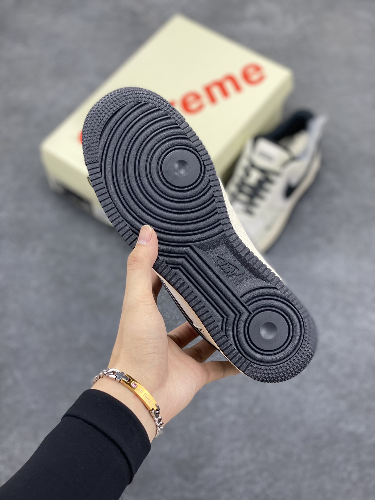 图片[5]-NIke Air Force 1 \’07 Low “Supreme联名–米白灰猪八”空军一号 低帮 运动鞋 休闲鞋 折边针车 工艺难度大 原楦头原纸板 原装鞋盒 定制五金配件 内置全掌气垫 原厂鞋底 货号：XZ6188-018 尺码：36 36.5 37.5 38 38.5 39 40 40.5 41 42 42.5 43 44 44.5 45-选品中心
