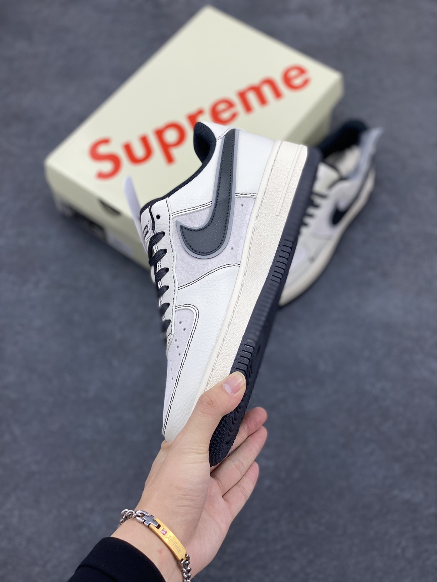 图片[3]-NIke Air Force 1 \’07 Low “Supreme联名–米白灰猪八”空军一号 低帮 运动鞋 休闲鞋 折边针车 工艺难度大 原楦头原纸板 原装鞋盒 定制五金配件 内置全掌气垫 原厂鞋底 货号：XZ6188-018 尺码：36 36.5 37.5 38 38.5 39 40 40.5 41 42 42.5 43 44 44.5 45-选品中心