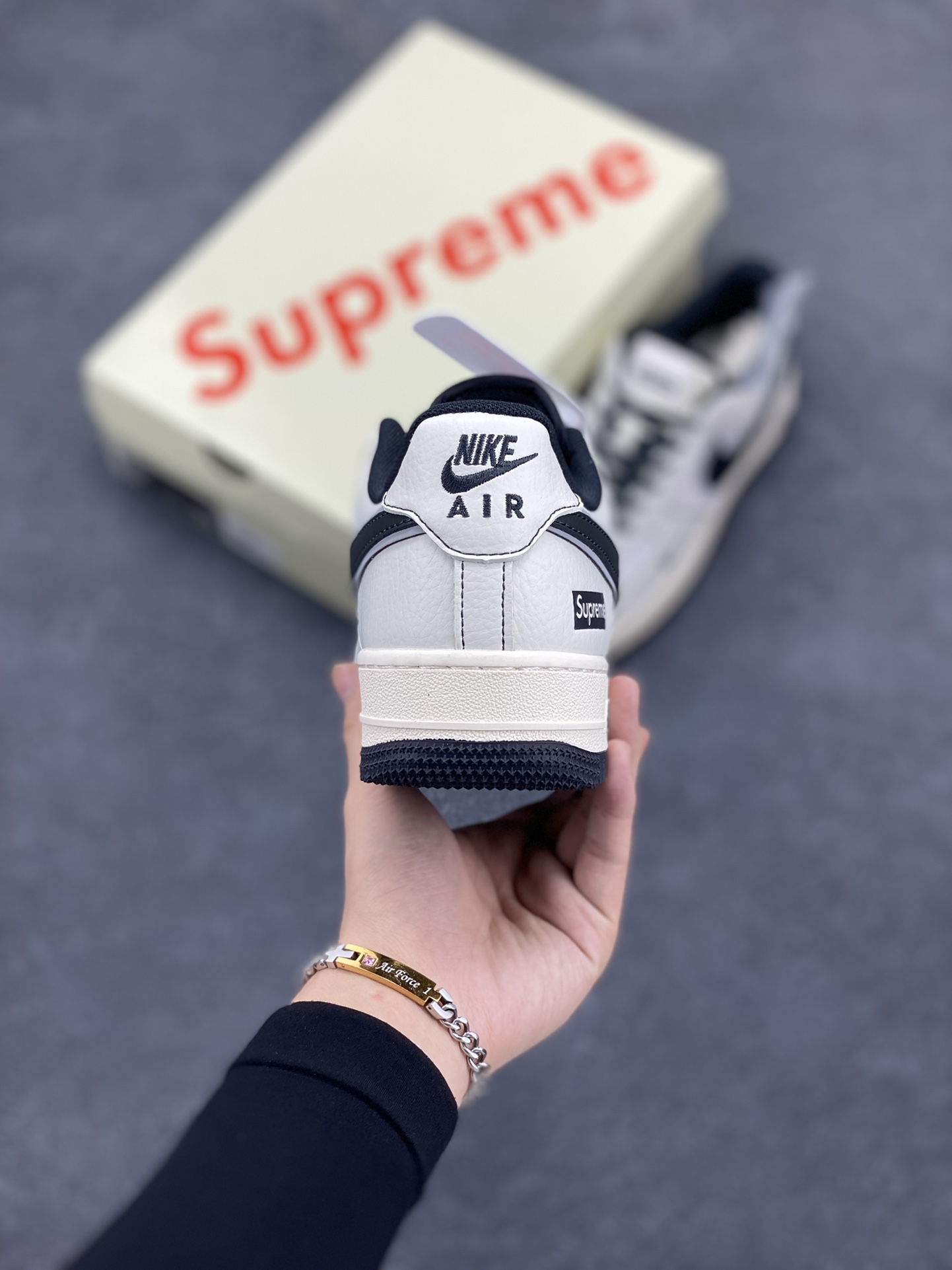图片[4]-NIke Air Force 1 \’07 Low “Supreme联名–米白灰猪八”空军一号 低帮 运动鞋 休闲鞋 折边针车 工艺难度大 原楦头原纸板 原装鞋盒 定制五金配件 内置全掌气垫 原厂鞋底 货号：XZ6188-018 尺码：36 36.5 37.5 38 38.5 39 40 40.5 41 42 42.5 43 44 44.5 45-选品中心