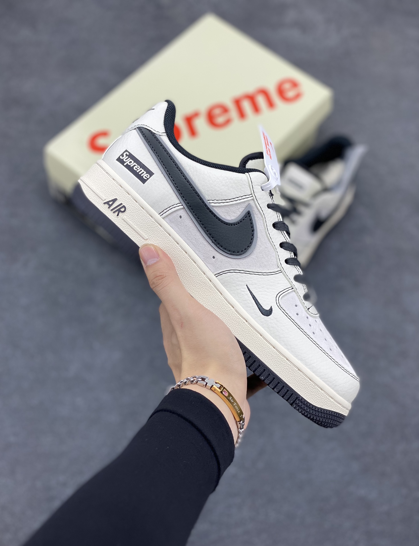NIke Air Force 1 \’07 Low “Supreme联名–米白灰猪八”空军一号 低帮 运动鞋 休闲鞋 折边针车 工艺难度大 原楦头原纸板 原装鞋盒 定制五金配件 内置全掌气垫 原厂鞋底 货号:XZ6188-018 尺码:36 36.5 37.5 38 38.5 39 40 40.5 41 42 42.5 43 44 44.5 45-选品中心