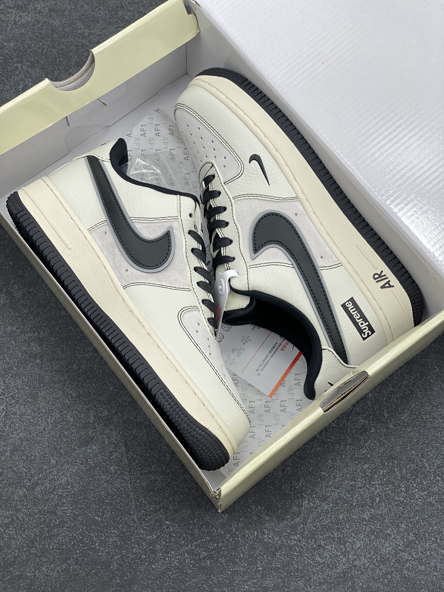 图片[9]-NIke Air Force 1 \’07 Low “Supreme联名–米白灰猪八”空军一号 低帮 运动鞋 休闲鞋 折边针车 工艺难度大 原楦头原纸板 原装鞋盒 定制五金配件 内置全掌气垫 原厂鞋底 货号：XZ6188-018 尺码：36 36.5 37.5 38 38.5 39 40 40.5 41 42 42.5 43 44 44.5 45-选品中心