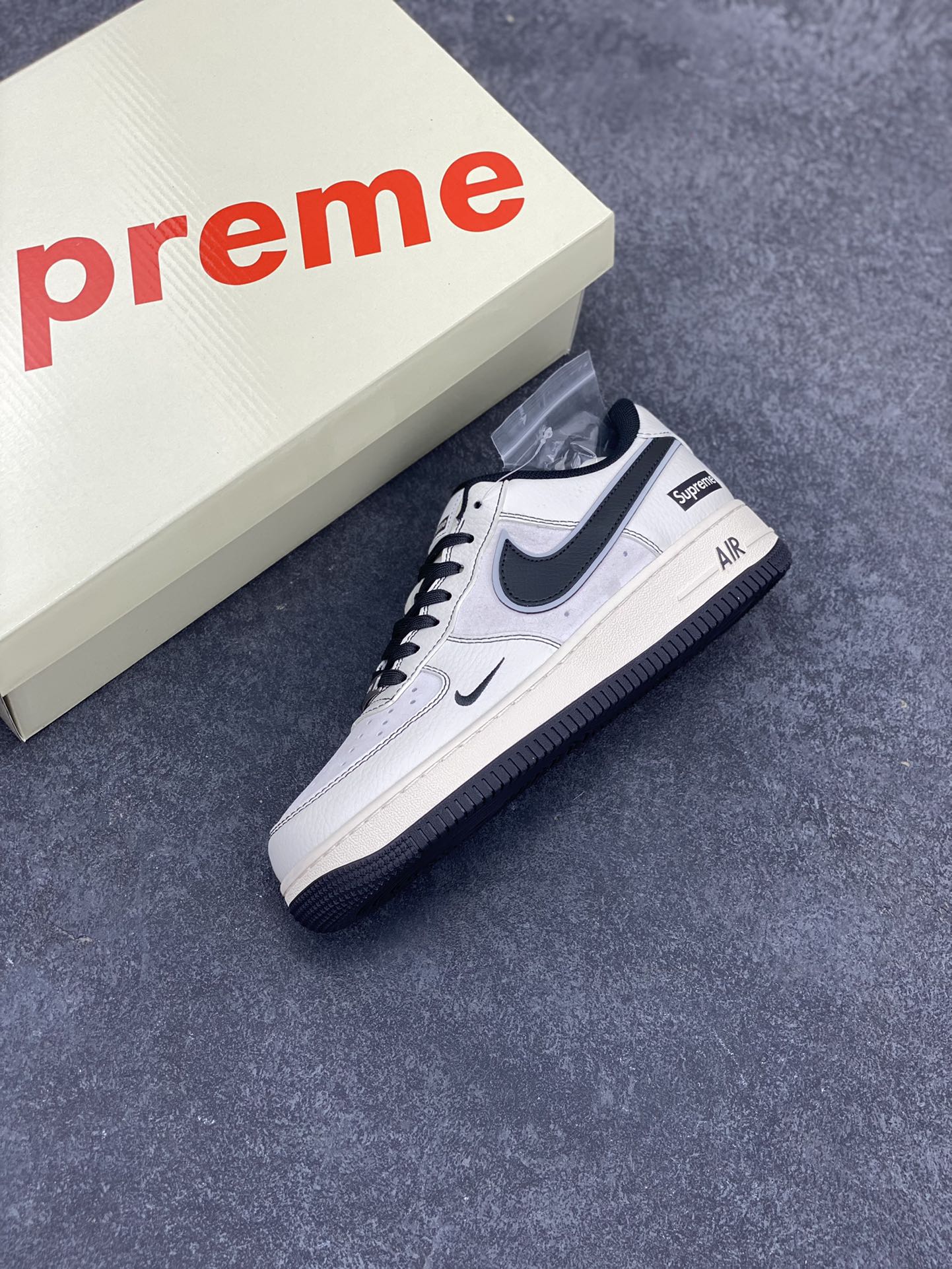 图片[7]-NIke Air Force 1 \’07 Low “Supreme联名–米白灰猪八”空军一号 低帮 运动鞋 休闲鞋 折边针车 工艺难度大 原楦头原纸板 原装鞋盒 定制五金配件 内置全掌气垫 原厂鞋底 货号：XZ6188-018 尺码：36 36.5 37.5 38 38.5 39 40 40.5 41 42 42.5 43 44 44.5 45-选品中心