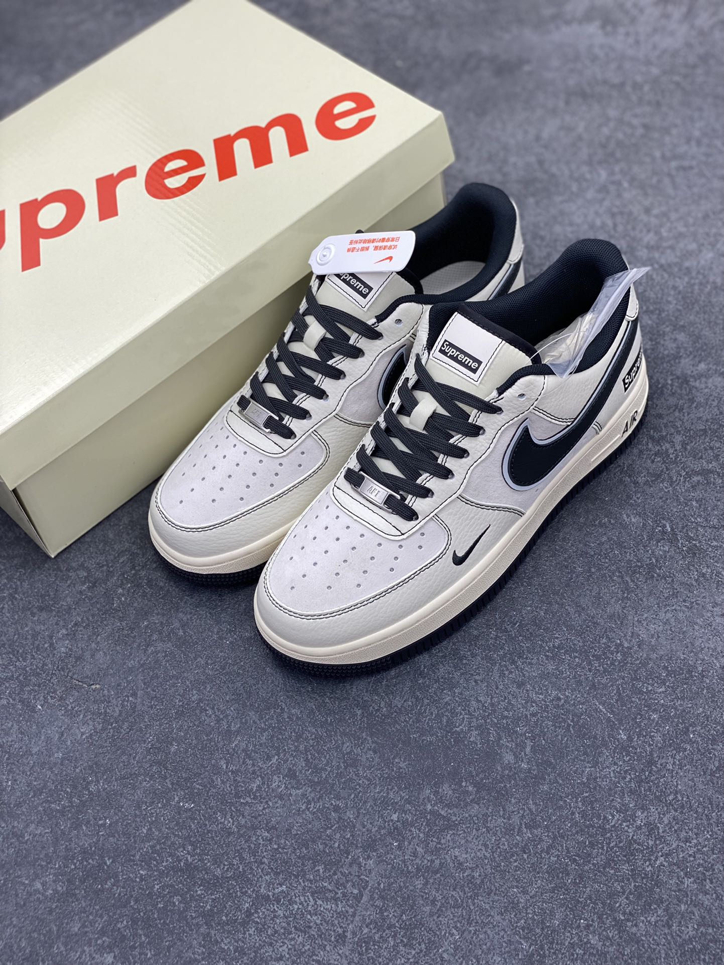 图片[8]-NIke Air Force 1 \’07 Low “Supreme联名–米白灰猪八”空军一号 低帮 运动鞋 休闲鞋 折边针车 工艺难度大 原楦头原纸板 原装鞋盒 定制五金配件 内置全掌气垫 原厂鞋底 货号：XZ6188-018 尺码：36 36.5 37.5 38 38.5 39 40 40.5 41 42 42.5 43 44 44.5 45-选品中心