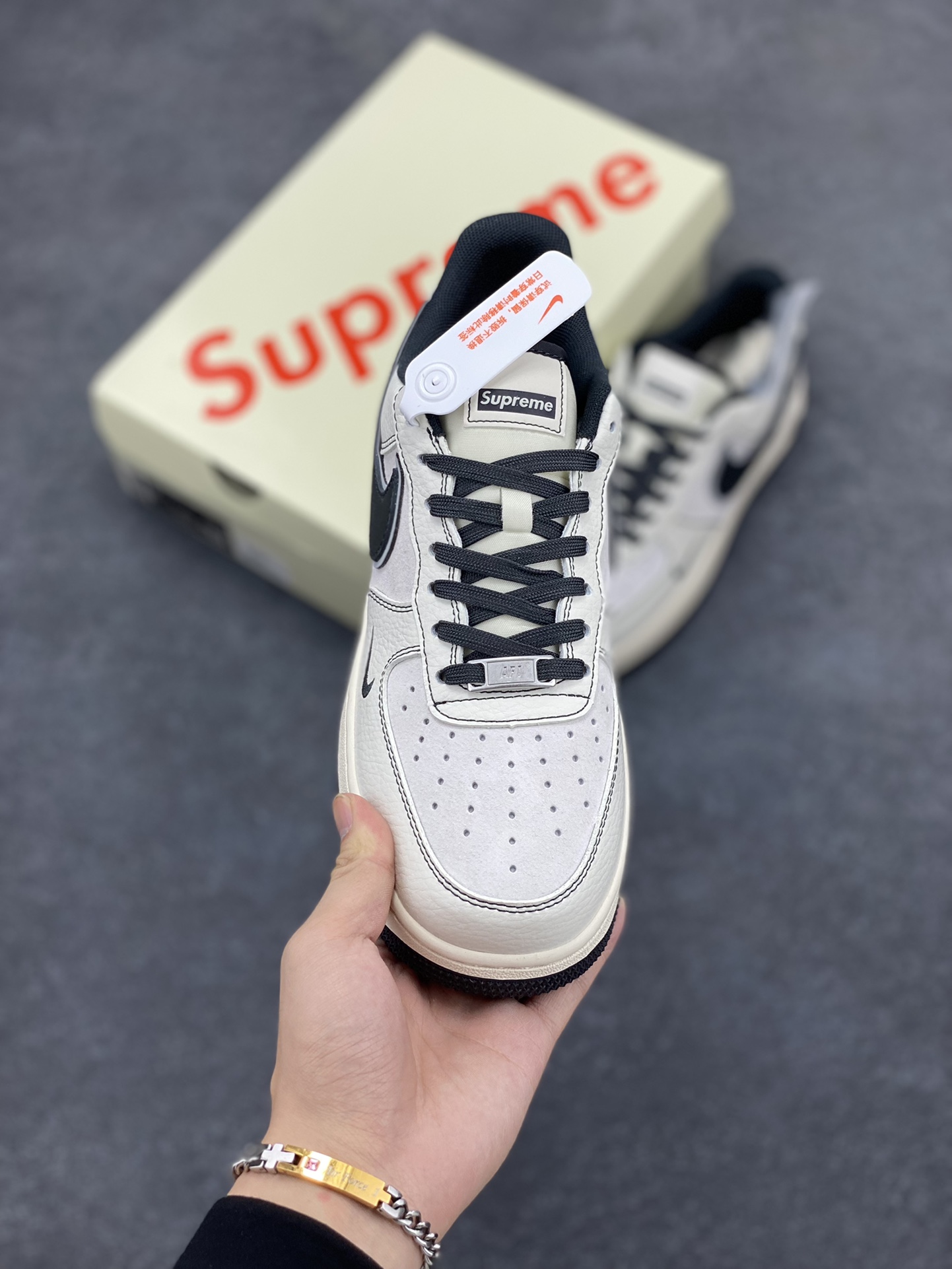 图片[2]-NIke Air Force 1 \’07 Low “Supreme联名–米白灰猪八”空军一号 低帮 运动鞋 休闲鞋 折边针车 工艺难度大 原楦头原纸板 原装鞋盒 定制五金配件 内置全掌气垫 原厂鞋底 货号：XZ6188-018 尺码：36 36.5 37.5 38 38.5 39 40 40.5 41 42 42.5 43 44 44.5 45-选品中心
