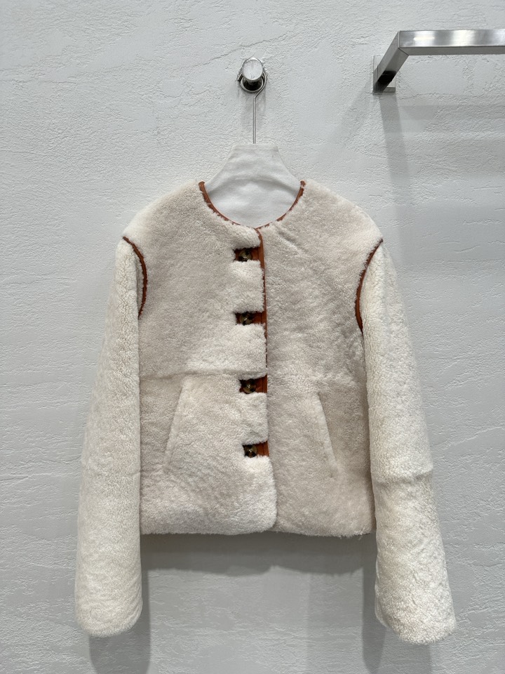 NO:660601,The exclusive first release of high-quality Lo* Pian* old-money style imported South African French fur one-piece coat!  The plush texture is super soft to the touch. The inner rhombus design is quilted!  Classic round neck H shape, contrasting color stitching and lambskin binding technology!  Perfect interpretation of simple and elegant high-end fashion!  The upper body is elegant, sassy and handsome!  Thick fur, super warm, no bloat, super love, perfect workmanship, quality, look at the details!  One color SML M size 104, shoulder width 43, sleeve length 61, dress length 58., women's clothing, sheepskin,  19860909独家首发高端品质Lo* Pian* 老钱风穿搭进口南非小法皮皮毛一体大衣！毛绒绒的质感手感超柔.内里菱格设计夹棉工艺！经典圆领H版型,撞色拼接小羊皮包边工艺！完美演绎简约大气的高级时髦感！上身气质优雅又飒又帅！厚实皮毛 超级保暖 拒绝臃肿超级大爱完美做工品质看细节！一色SML M码104,肩宽43,袖长61,衣长58.,女装,sheepskin, ,Women's clothing