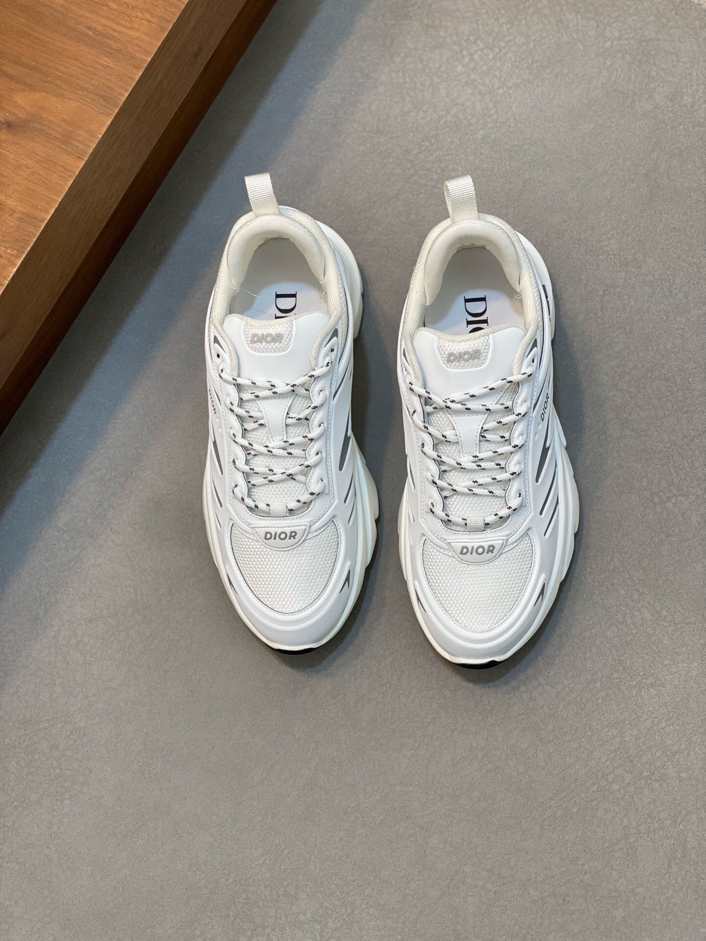 NO:219622,【Dior Dior】Size 39-45 (45 customized) Dior Dior | Autumn and Winter New Products The latest hot Chrono series thick-soled mesh color-blocked running shoes dad shoes casual sneakers series Original purchase and development This Dior Chrono sneakers are made of white and black mesh fabrics with leather effect inserts, CD logos on both sides, star patches on the tongue and Dior logo on the heel, and many details show the style. Two-color shoelaces, light soles and star decoration, can create a casual look all year round, complementing various casual or elegant items. The upper is imported from the top layer cowhide   mesh, the inner lining is original customized breathable inner lining, the original open-soled Tpr ultra-light and soft sole, Dior casual shoes, dior, dior, sneakers, cowhide19860909【 Dior迪奥】码数男39-45（45订做)  Dior迪奥 | 秋冬新品 专柜最新爆款Chrono系列厚底网面拼色跑鞋老爹鞋休闲运动鞋系列 原版购入开发做货这DiorChrono运动鞋采用白色和黑色网眼织物搭配皮革效果镶片,两侧的CD标志、鞋舌上的星星补丁和鞋跟的 Dior 标志,诸多细节彰显格调.双色鞋带,轻盈鞋底搭配星星装饰,可全年打造休闲造型,与各式休闲或优雅单品相得益彰. 鞋面原版进口头层牛皮 网面 内里原版定制透气内里 大底原版开模Tpr超轻超软大底,Dior休闲鞋,dior,dior,sneakers,cowhide,Men's shoes