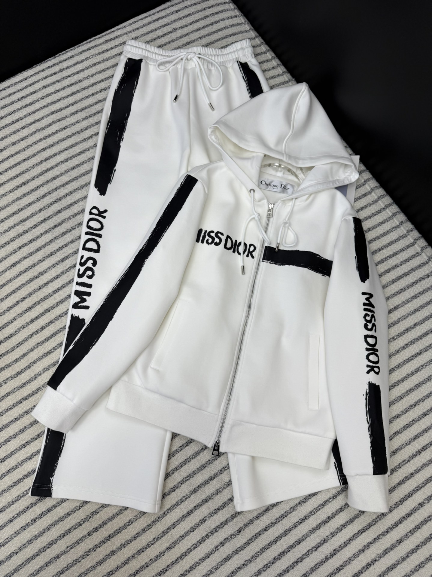 NO:327895,Fashionable expert, a set of matching, printed logo pattern decoration set, lazy people's fashionable matching, hooded double zipper jacket   elastic straight pants, it's too necessary to go out on the street, very easy to wear, a must-have for sports and leisure, you can wear it alone or a set of matching, use thickened fabric, very comfortable to touch, two-color SML,, jackets & coats, hats, alexander wang19860909时髦达人 一套搭配 印花logo图案装饰套装 懒人一套时髦搭配 连帽双拉链外套 松紧直筒裤 日常出街太需要了 非常好穿 运动休闲必备 可以单穿或者一套搭配都好看 采用加厚型的面料 手感非常舒服 两色SML,,jackets & coats,hats,alexander wang,Women's clothing