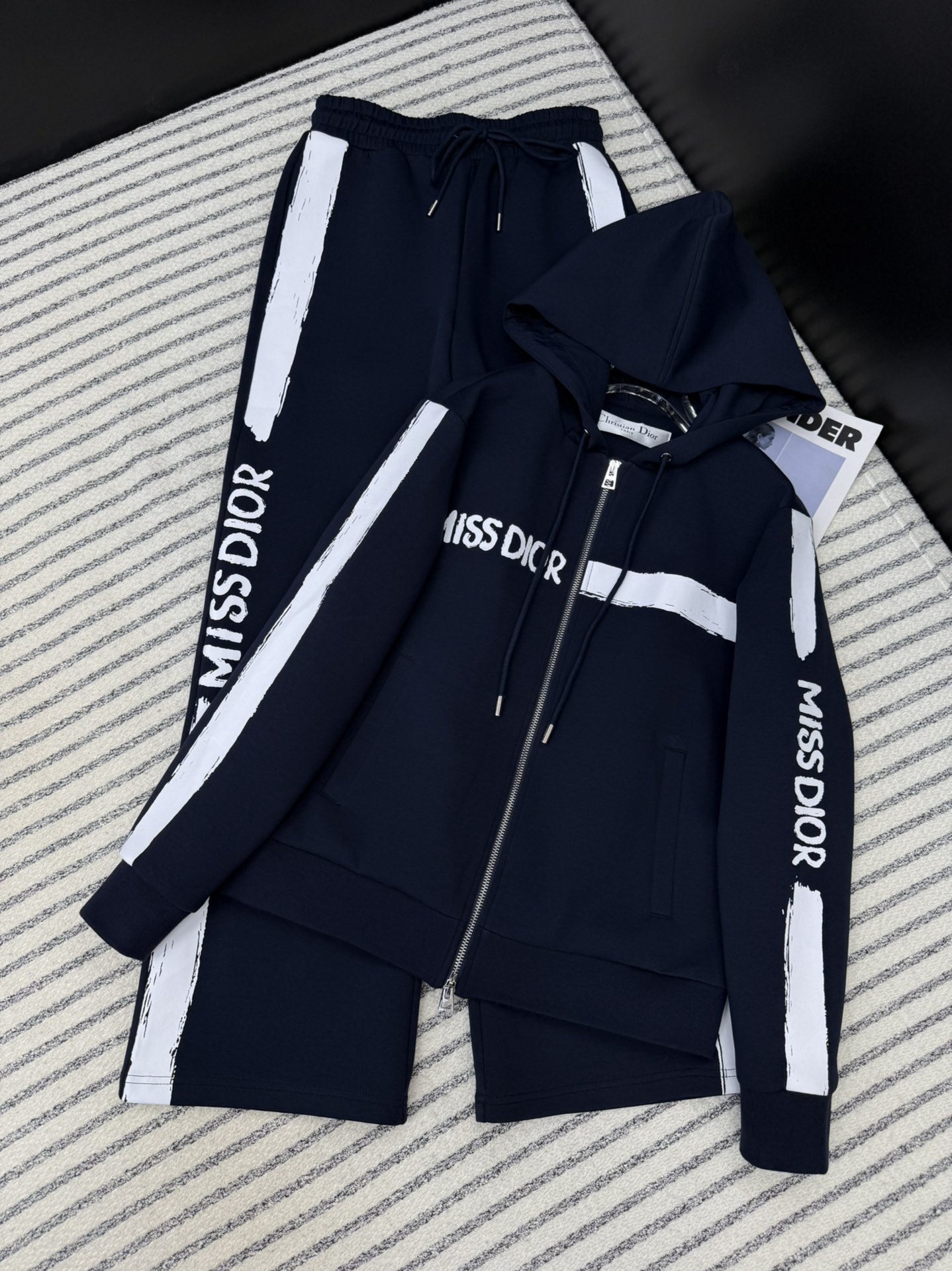 NO:327891,Fashionable expert, a set of matching, printed logo pattern decoration set, lazy people's fashionable matching, hooded double zipper jacket   elastic straight pants, it's too necessary to go out on the street, very easy to wear, a must-have for sports and leisure, you can wear it alone or a set of matching, use thickened fabric, very comfortable to touch, two-color SML,, jackets & coats, hats, alexander wang19860909时髦达人 一套搭配 印花logo图案装饰套装 懒人一套时髦搭配 连帽双拉链外套 松紧直筒裤 日常出街太需要了 非常好穿 运动休闲必备 可以单穿或者一套搭配都好看 采用加厚型的面料 手感非常舒服 两色SML,,jackets & coats,hats,alexander wang,Women's clothing