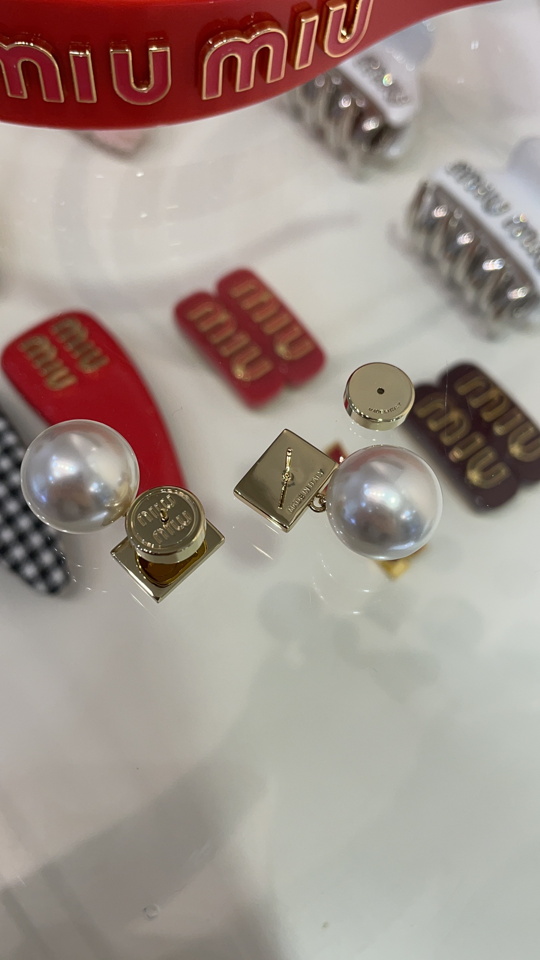 NO:632341,88180 Today's new products for commuting, daily style, new letter gold square brand small square pearl earrings, metal letter small square pearl pendant, wearing on the ear is very noble and versatile enough for daily use, so exquisite, sweet and salty, the adaptability is really high, z version customization, brass material, CNC accessories, Cardia high-end jewelry1986090988180今日新品通勤日常款 新款字母金色方牌小方块珍珠耳钉 金属字母小方块珍珠吊坠 佩戴上耳贵气十足且足够日常百搭 太精致啦 可甜可盐适配度真的超高 z版定制 黄铜材质 cnc配件,,卡迪亚高端饰品,Jewelry