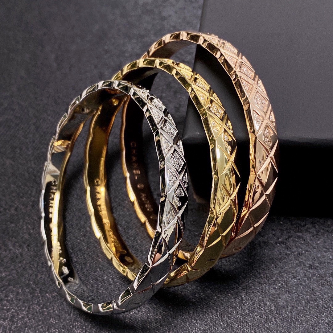 NO:107585,New product: Xiaoxiangfeng Chanel's new diamond-inlaid diamond-inlaided original high-quality bracelet, consistent counter material, hot model shipped, unique design, retro avant-garde. Bracelet precision version has been loved by MM since its launch. Every color has its unique brilliance!  The effect is very good!  The smallest one!  More durable than ordinary models, beautiful and fair skin color, fine jewelry, chanel, bracelet19860909新品 小香风Chanel新款菱格镶钻原单高品质手镯 专柜一致材质 火爆款出货 设计独特 复古前卫.手镯精工版 从上市以来一直深受MM喜爱每一种颜色都有它独一无二的光彩！上手效果非常好看！最细小的一款！比普通款更耐看显肤色白皙,饰品精品,chanel,bracelet,Jewelry