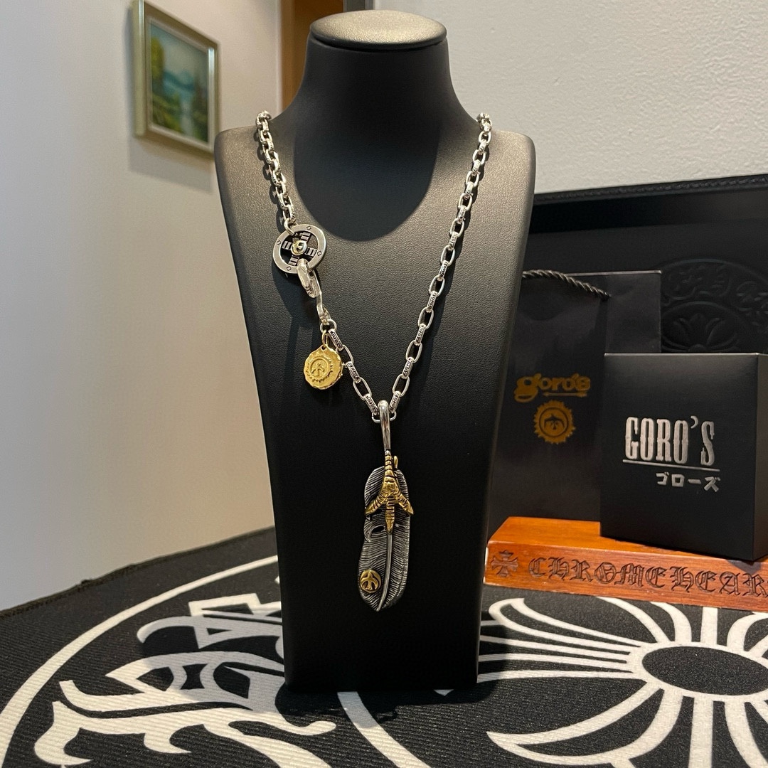 NO:107781,[New Products are on the Shelves] Goro Takahashi Retro Feather Pendant Classic Takahashi Letter Necklace Top Version Definitely Exclusive Shot Mainly Focus on the High-end Market Absolutely Different from the Ordinary Version!  The details of the picture product are consistent with ZP!  Original production process, precision quality, purely handmade, authentic model opening, fashion essentials, both men and women can wear, same couple style, rock punk silver style, retro elements, trendy and versatile, same style on the official website, fine jewelry, necklace19860909【新品上架】Goro’s高桥吾郎 复古羽毛吊坠 经典高桥字母项链 顶级版本 认准独家拍摄 主攻高端市场 绝对区别普通版本！图片产品细节与ZP一致！原版制作工艺 精工品质 纯手工打造 ～正品开模潮流时尚必备 男女均可佩戴 情侣款同款 摇滚朋克泰银风格 复古元素 潮流百搭 官网同款,饰品精品,necklace,Jewelry