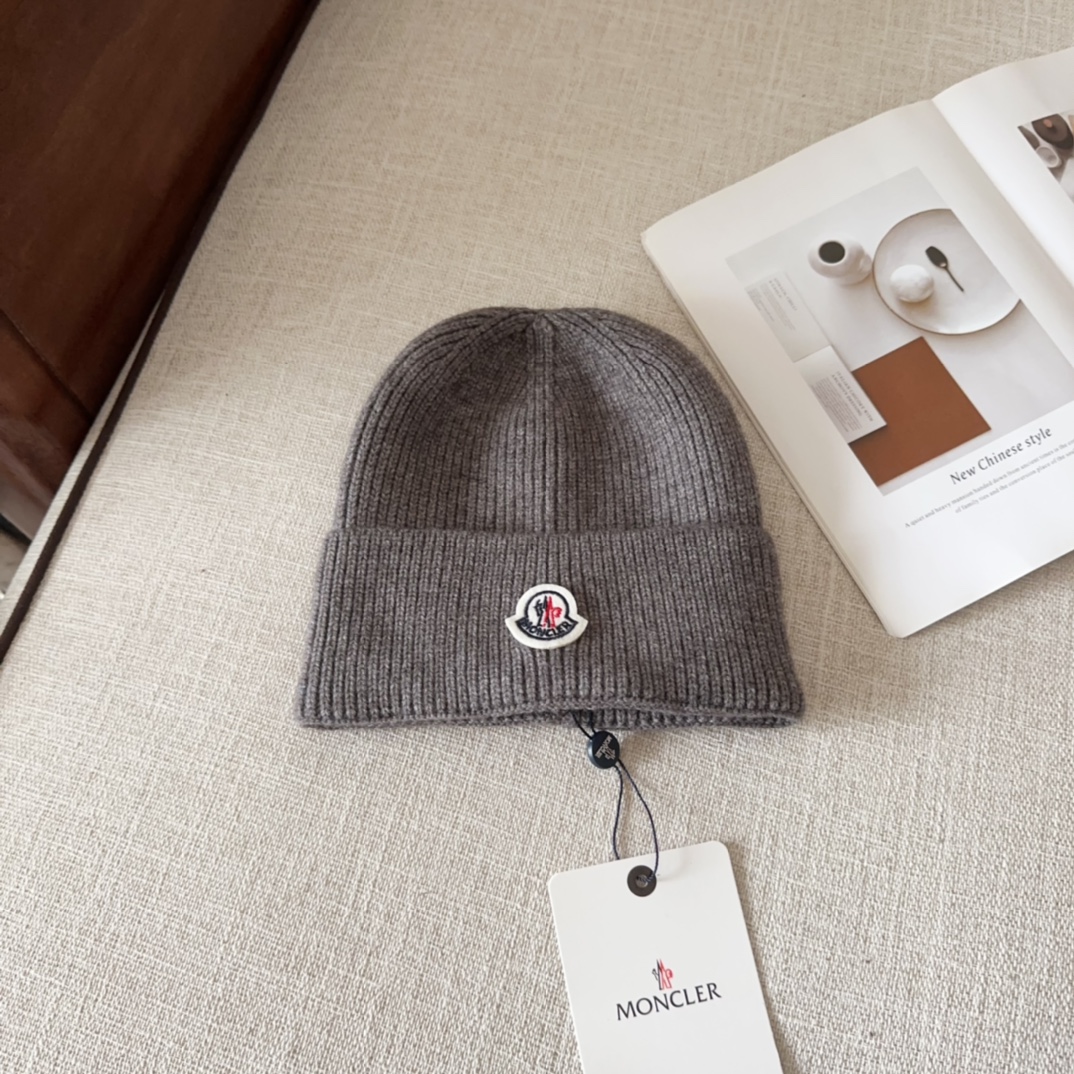 NO:216224,Moncler Moncler official website classic knitted hat, original single replica. Very soft and skin-friendly, very elastic, textured and very versatile style~ Warm cashmere wool hat, both size is elastic~ universal for men and women, can be worn for any head circumference. Super good quality, sincerely recommended hat Fisherman hat Baseball hat Knit hat, hat, christian louboutin, Moncler, Moncler, espadrilles, hats19860909蒙口Moncler盟可睐官网经典针织帽,原单复刻.非常柔软亲肤,弹性很好有质感又非常百搭的款式~保暖的 羊绒毛线帽,均码有弹性~男女通用,任何头围都可以佩戴.质量超好真心推荐帽子渔夫帽棒球帽针织帽,帽子,christian louboutin,Moncler,Moncler,espadrilles,hats,hat