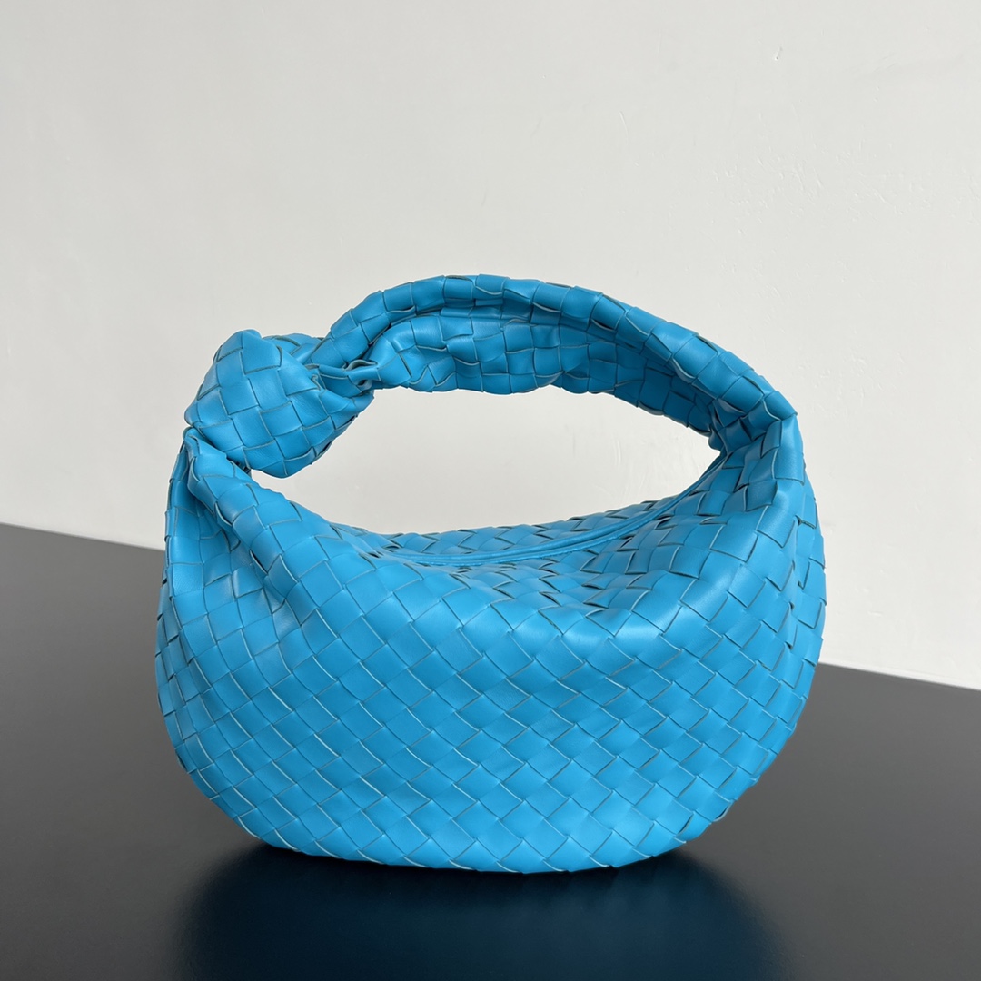 #JODIE medium size ~ 690225 is much more practical than the small size. The shape is still fashionable and good-looking. Made of classic sheepskin weaving. The iconic weaving has always been the most proud design of BV. The soft shape is super suitable for concave shapes~ Not only the size has been changed, but the quality details are also more refined. The shape is rounder and more Q. The large size has more styles. Not only is it practical, it can fit everything, but it can also carry Jodie’s fashionable concave shape. It’s really both practical and fashionable. It’s awesome! Dimensions: 36x21x13,