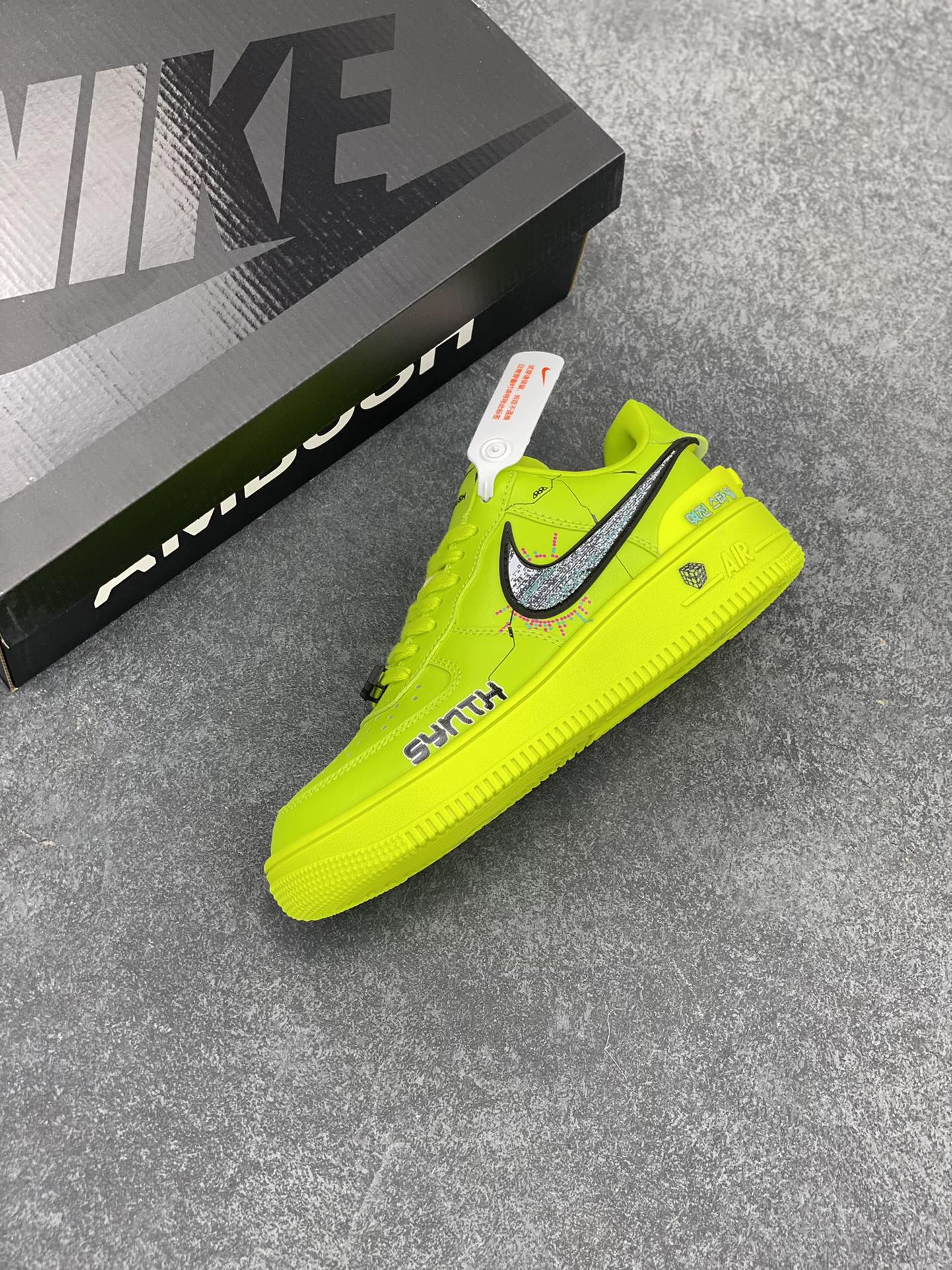 图片[7]-Ambush x Nk Air Force 1‘07 Low “Screen malfunction”联名款 赛博朋克风系列 “屏幕故障”空军一号低帮休闲运动板鞋  在这个赛博朋克风浓郁的世界里，城市的天空永远被阴霾笼罩，霓虹灯的光芒在雾气中折射出迷离的色彩。 机器人的义眼是一块高度集成的屏幕，它不仅能让我看到现实世界的一切，还能接入网络，解析隐藏在数据背后的真相。  货号：DV3464-010  尺码：36 36.5 37.5 38 38.5 39 40 40.5 41 42 42.5 43 44 44.5 45-选品中心