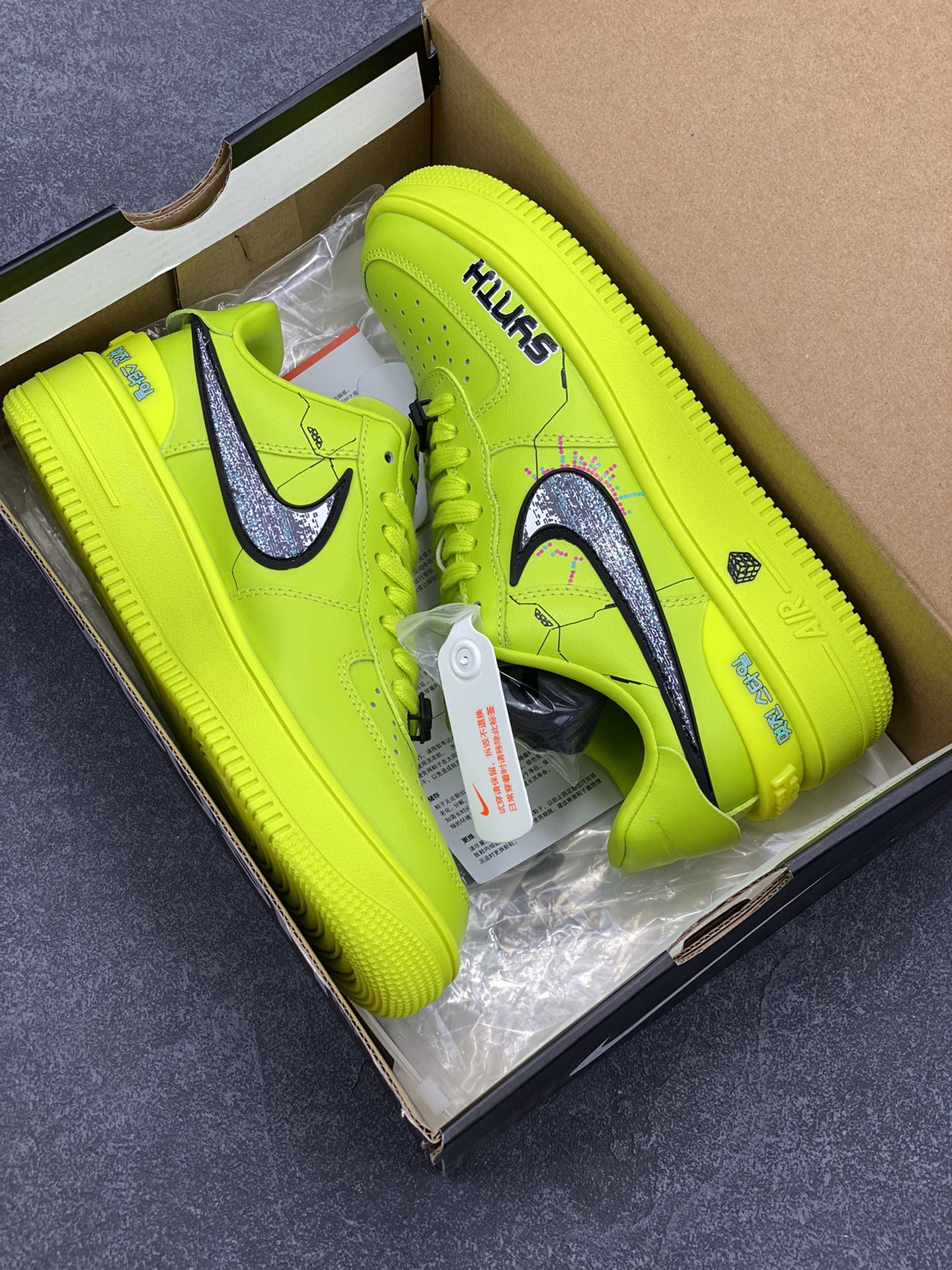 图片[9]-Ambush x Nk Air Force 1‘07 Low “Screen malfunction”联名款 赛博朋克风系列 “屏幕故障”空军一号低帮休闲运动板鞋  在这个赛博朋克风浓郁的世界里，城市的天空永远被阴霾笼罩，霓虹灯的光芒在雾气中折射出迷离的色彩。 机器人的义眼是一块高度集成的屏幕，它不仅能让我看到现实世界的一切，还能接入网络，解析隐藏在数据背后的真相。  货号：DV3464-010  尺码：36 36.5 37.5 38 38.5 39 40 40.5 41 42 42.5 43 44 44.5 45-选品中心