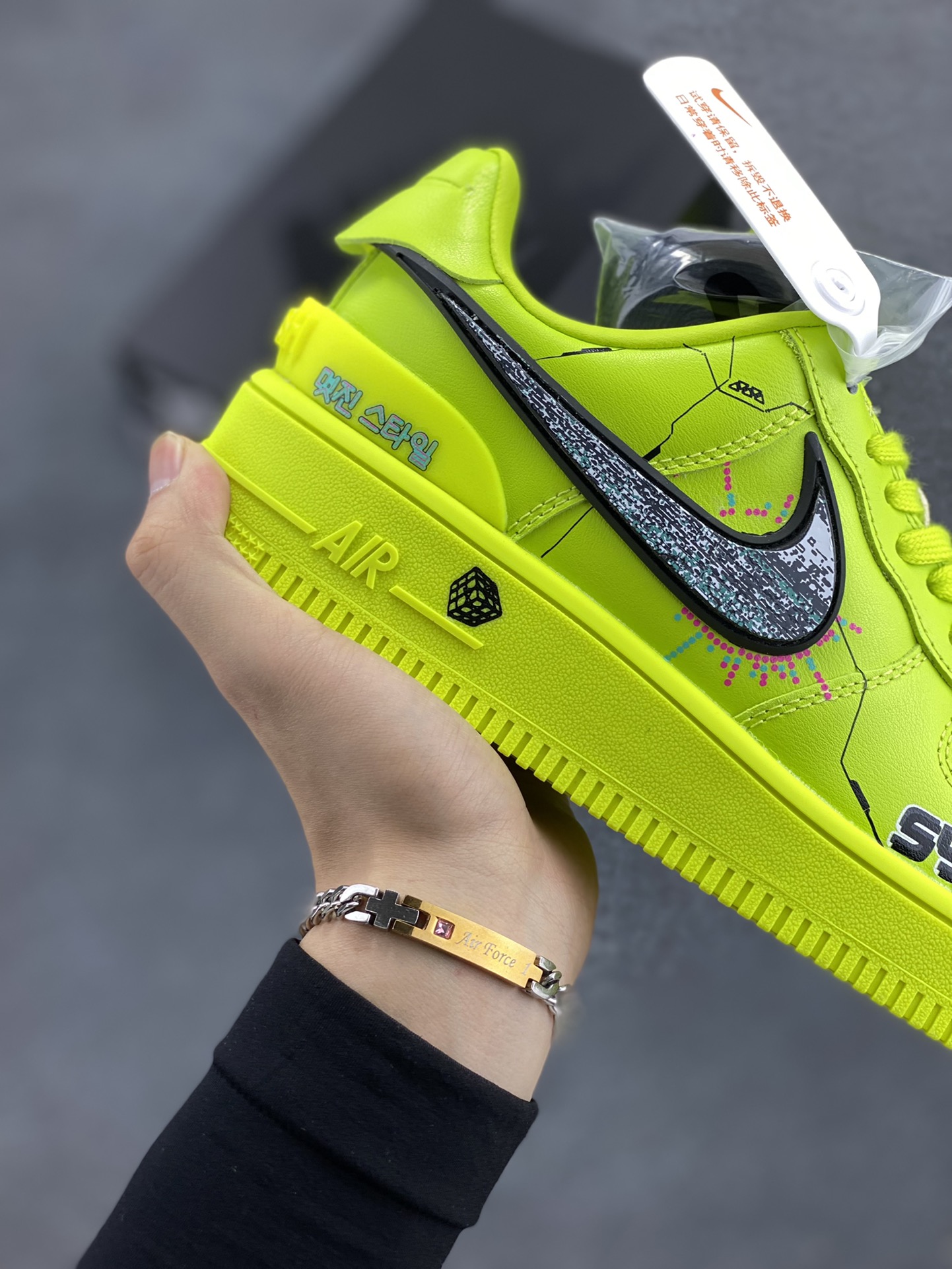 图片[6]-Ambush x Nk Air Force 1‘07 Low “Screen malfunction”联名款 赛博朋克风系列 “屏幕故障”空军一号低帮休闲运动板鞋  在这个赛博朋克风浓郁的世界里，城市的天空永远被阴霾笼罩，霓虹灯的光芒在雾气中折射出迷离的色彩。 机器人的义眼是一块高度集成的屏幕，它不仅能让我看到现实世界的一切，还能接入网络，解析隐藏在数据背后的真相。  货号：DV3464-010  尺码：36 36.5 37.5 38 38.5 39 40 40.5 41 42 42.5 43 44 44.5 45-选品中心