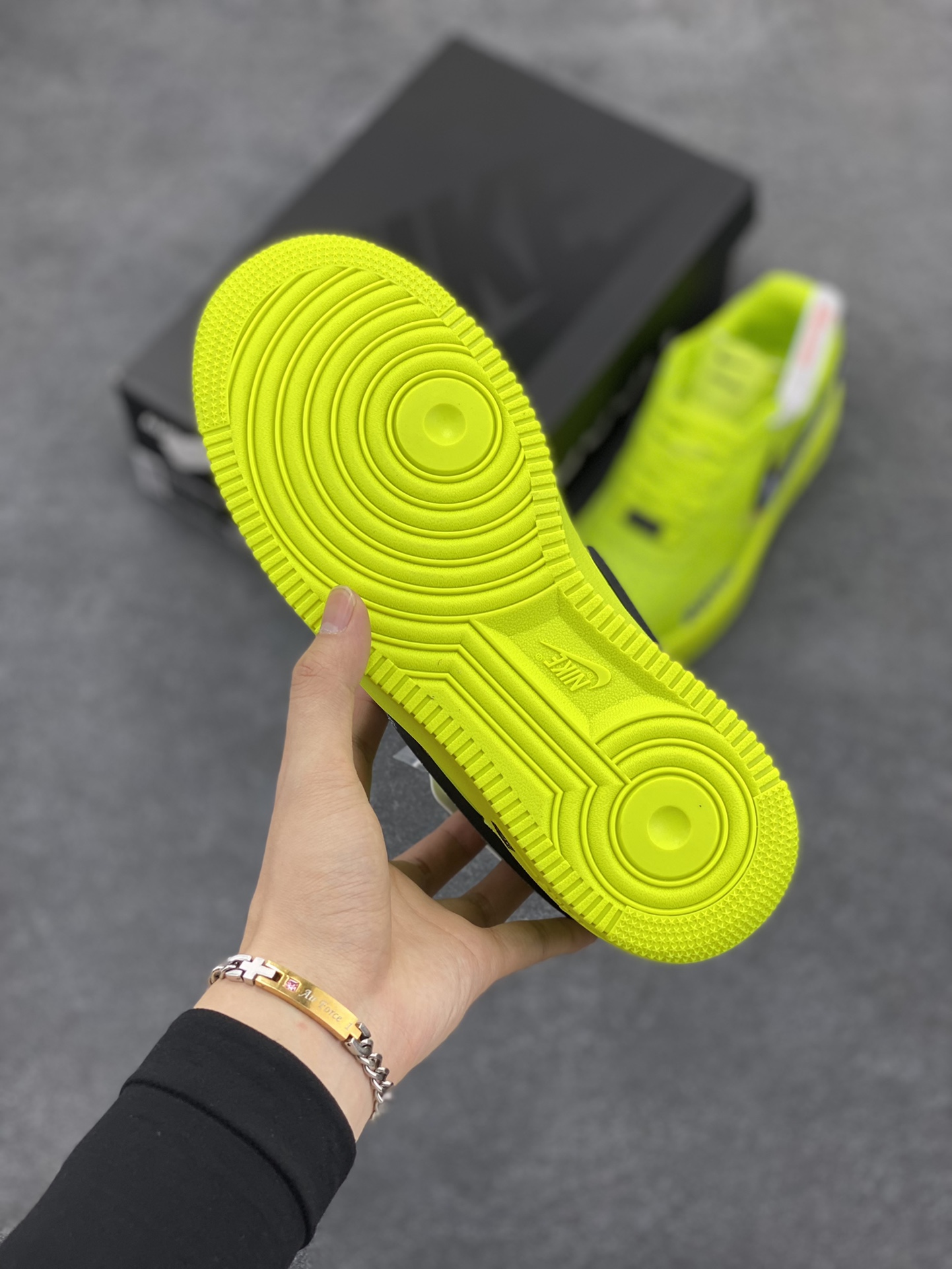 图片[5]-Ambush x Nk Air Force 1‘07 Low “Screen malfunction”联名款 赛博朋克风系列 “屏幕故障”空军一号低帮休闲运动板鞋  在这个赛博朋克风浓郁的世界里，城市的天空永远被阴霾笼罩，霓虹灯的光芒在雾气中折射出迷离的色彩。 机器人的义眼是一块高度集成的屏幕，它不仅能让我看到现实世界的一切，还能接入网络，解析隐藏在数据背后的真相。  货号：DV3464-010  尺码：36 36.5 37.5 38 38.5 39 40 40.5 41 42 42.5 43 44 44.5 45-选品中心