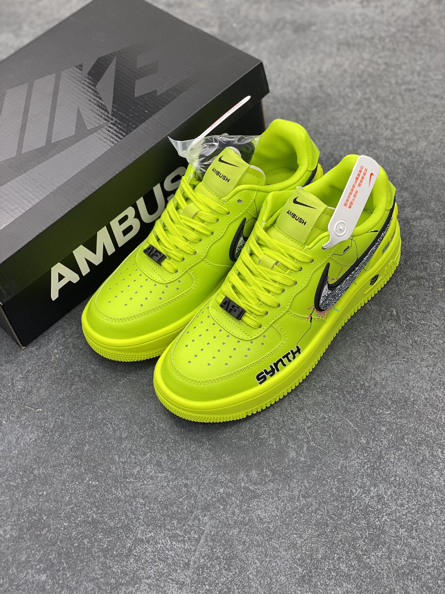 图片[8]-Ambush x Nk Air Force 1‘07 Low “Screen malfunction”联名款 赛博朋克风系列 “屏幕故障”空军一号低帮休闲运动板鞋  在这个赛博朋克风浓郁的世界里，城市的天空永远被阴霾笼罩，霓虹灯的光芒在雾气中折射出迷离的色彩。 机器人的义眼是一块高度集成的屏幕，它不仅能让我看到现实世界的一切，还能接入网络，解析隐藏在数据背后的真相。  货号：DV3464-010  尺码：36 36.5 37.5 38 38.5 39 40 40.5 41 42 42.5 43 44 44.5 45-选品中心