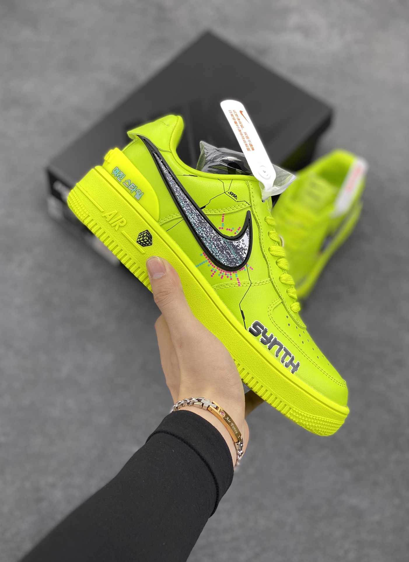 Ambush x Nk Air Force 1‘07 Low “Screen malfunction”联名款 赛博朋克风系列 “屏幕故障”空军一号低帮休闲运动板鞋  在这个赛博朋克风浓郁的世界里，城市的天空永远被阴霾笼罩，霓虹灯的光芒在雾气中折射出迷离的色彩。 机器人的义眼是一块高度集成的屏幕，它不仅能让我看到现实世界的一切，还能接入网络，解析隐藏在数据背后的真相。  货号：DV3464-010  尺码：36 36.5 37.5 38 38.5 39 40 40.5 41 42 42.5 43 44 44.5 45-选品中心