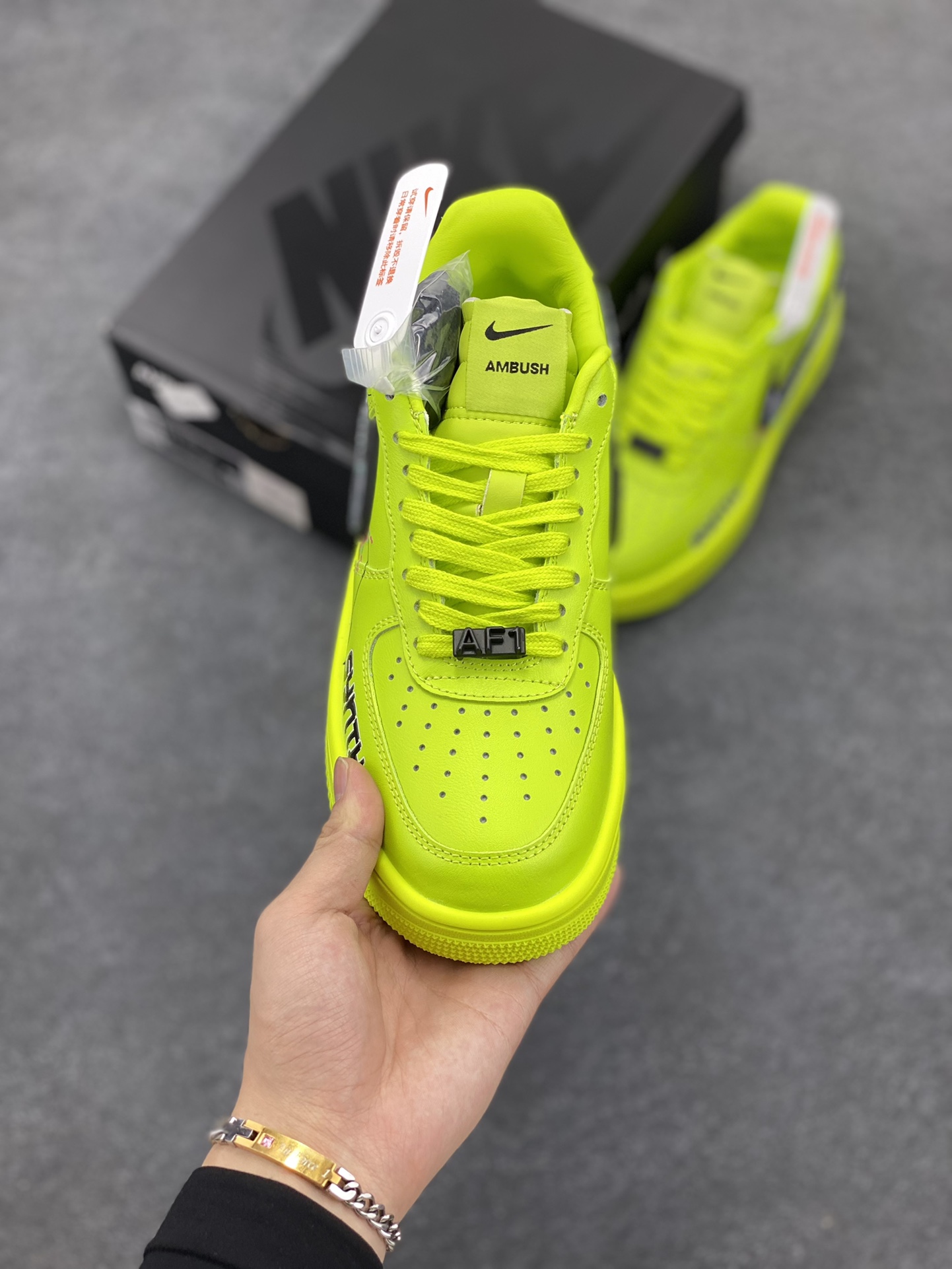 图片[2]-Ambush x Nk Air Force 1‘07 Low “Screen malfunction”联名款 赛博朋克风系列 “屏幕故障”空军一号低帮休闲运动板鞋  在这个赛博朋克风浓郁的世界里，城市的天空永远被阴霾笼罩，霓虹灯的光芒在雾气中折射出迷离的色彩。 机器人的义眼是一块高度集成的屏幕，它不仅能让我看到现实世界的一切，还能接入网络，解析隐藏在数据背后的真相。  货号：DV3464-010  尺码：36 36.5 37.5 38 38.5 39 40 40.5 41 42 42.5 43 44 44.5 45-选品中心