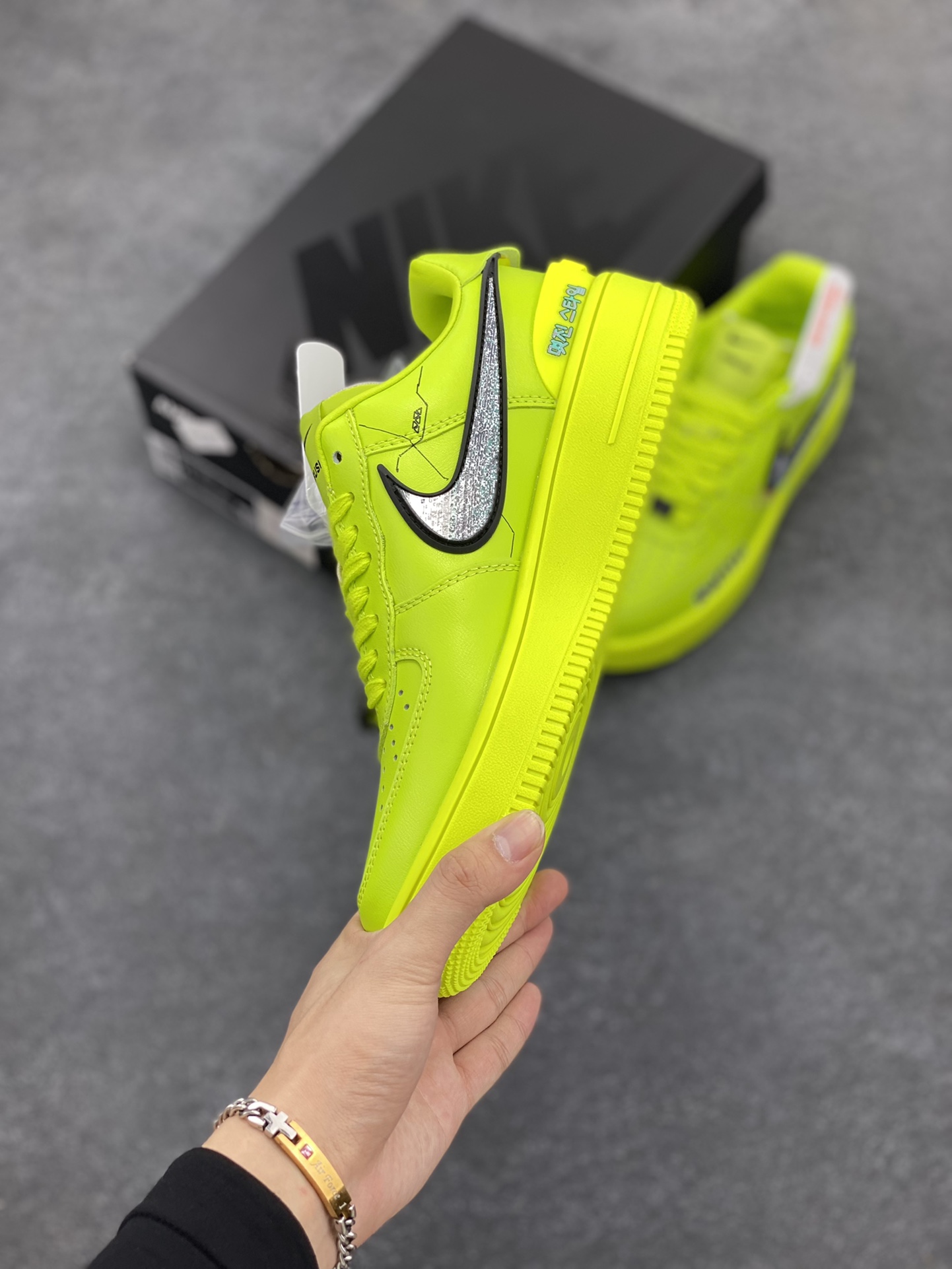 图片[3]-Ambush x Nk Air Force 1‘07 Low “Screen malfunction”联名款 赛博朋克风系列 “屏幕故障”空军一号低帮休闲运动板鞋  在这个赛博朋克风浓郁的世界里，城市的天空永远被阴霾笼罩，霓虹灯的光芒在雾气中折射出迷离的色彩。 机器人的义眼是一块高度集成的屏幕，它不仅能让我看到现实世界的一切，还能接入网络，解析隐藏在数据背后的真相。  货号：DV3464-010  尺码：36 36.5 37.5 38 38.5 39 40 40.5 41 42 42.5 43 44 44.5 45-选品中心