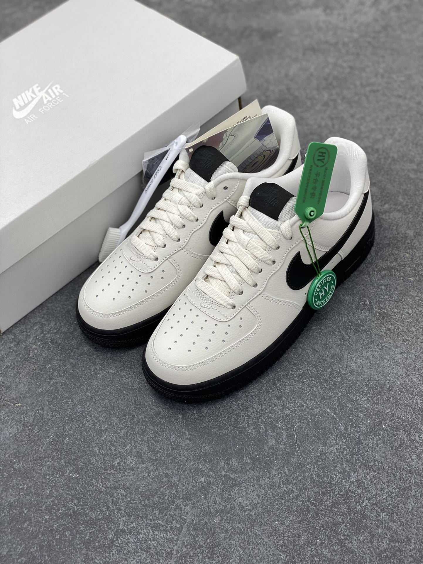 图片[8]-HY版本💯 Nike Air Force 1 Low 米白大学白黑 空军一号低帮运动休闲板鞋 原楦头原纸板 打造纯正空军版型#专注外贸渠道 全掌内置蜂窝气垫 #原盒配件 原厂中底钢印、拉帮完美 货号：HJ7180-030 尺码：36 36.5 37.5 38 38.5 39 40 40.5 41 42 42.5 43 44 44.5 45 46-选品中心