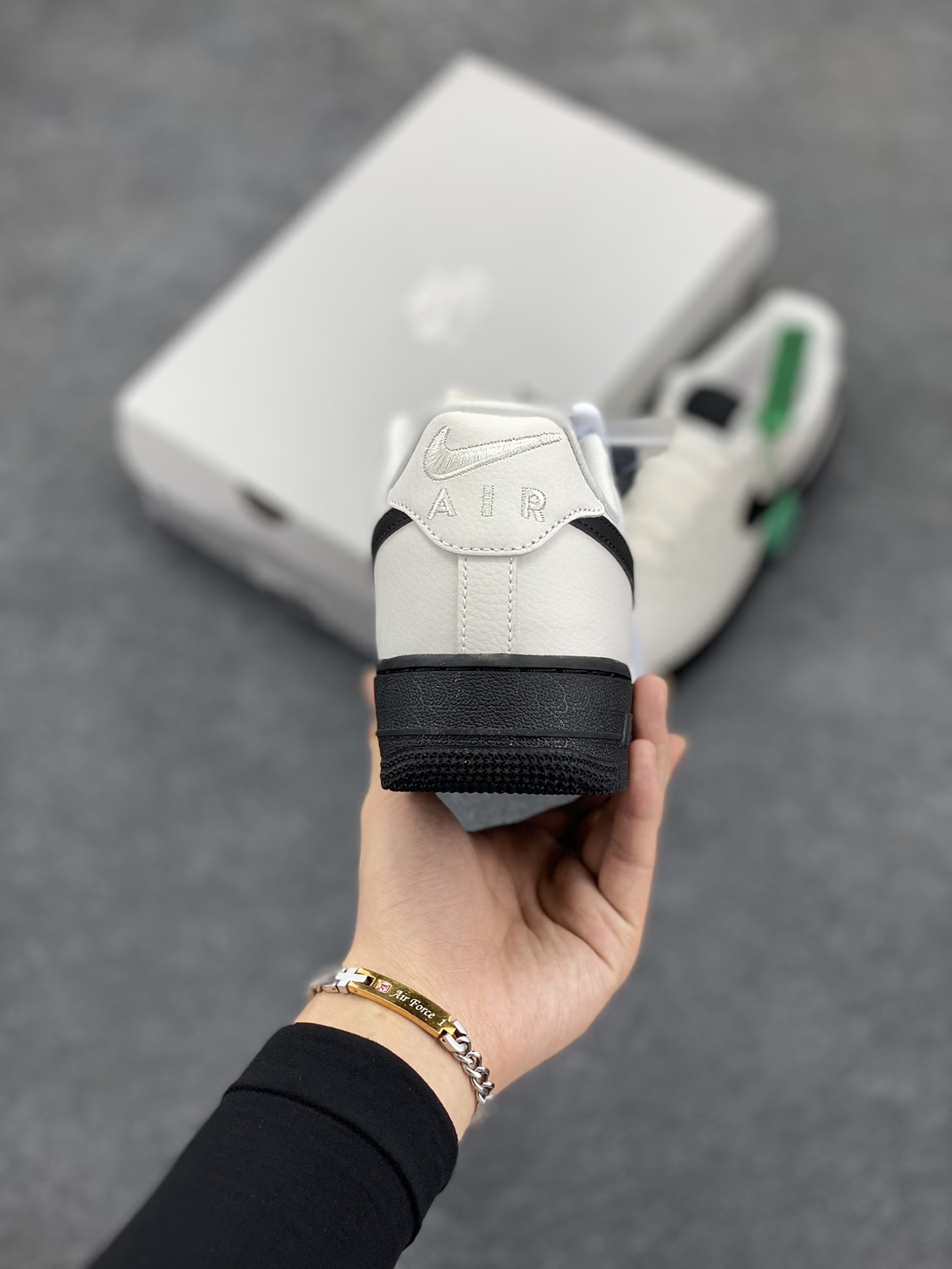 图片[4]-HY版本💯 Nike Air Force 1 Low 米白大学白黑 空军一号低帮运动休闲板鞋 原楦头原纸板 打造纯正空军版型#专注外贸渠道 全掌内置蜂窝气垫 #原盒配件 原厂中底钢印、拉帮完美 货号：HJ7180-030 尺码：36 36.5 37.5 38 38.5 39 40 40.5 41 42 42.5 43 44 44.5 45 46-选品中心