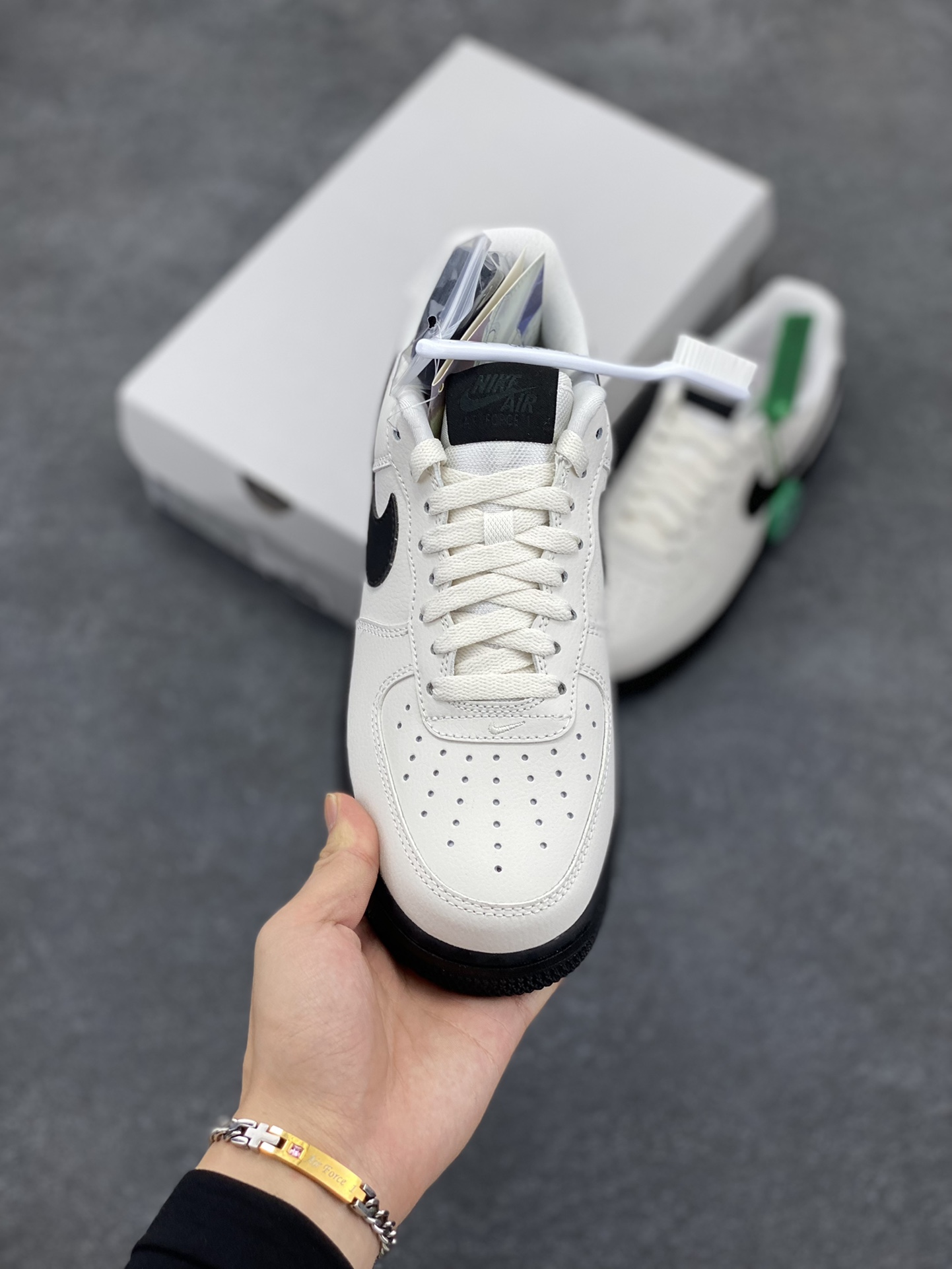 图片[2]-HY版本💯 Nike Air Force 1 Low 米白大学白黑 空军一号低帮运动休闲板鞋 原楦头原纸板 打造纯正空军版型#专注外贸渠道 全掌内置蜂窝气垫 #原盒配件 原厂中底钢印、拉帮完美 货号：HJ7180-030 尺码：36 36.5 37.5 38 38.5 39 40 40.5 41 42 42.5 43 44 44.5 45 46-选品中心