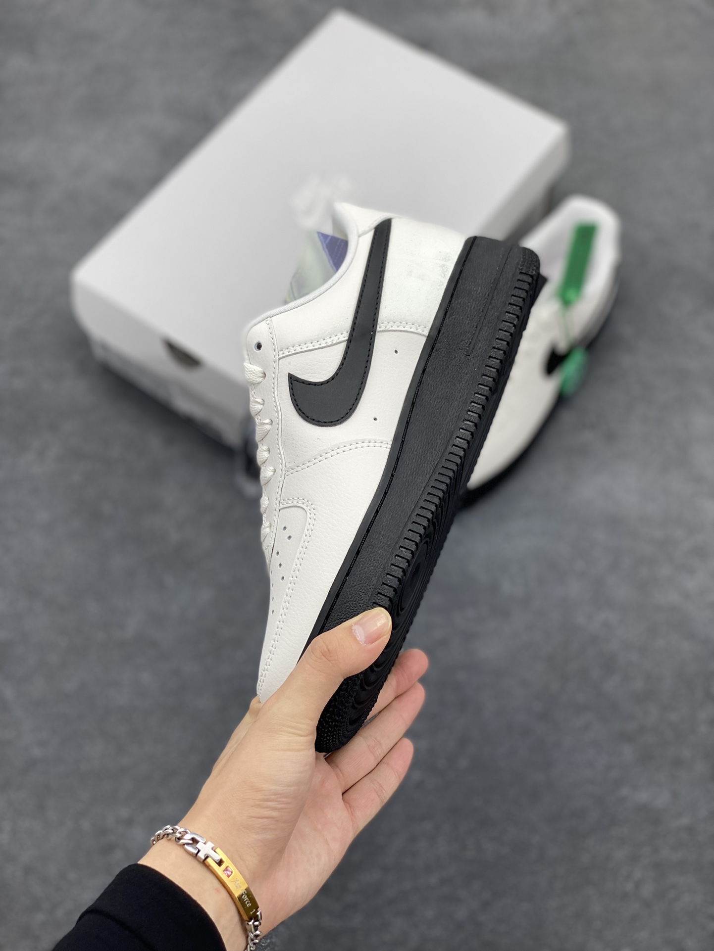 图片[3]-HY版本💯 Nike Air Force 1 Low 米白大学白黑 空军一号低帮运动休闲板鞋 原楦头原纸板 打造纯正空军版型#专注外贸渠道 全掌内置蜂窝气垫 #原盒配件 原厂中底钢印、拉帮完美 货号：HJ7180-030 尺码：36 36.5 37.5 38 38.5 39 40 40.5 41 42 42.5 43 44 44.5 45 46-选品中心