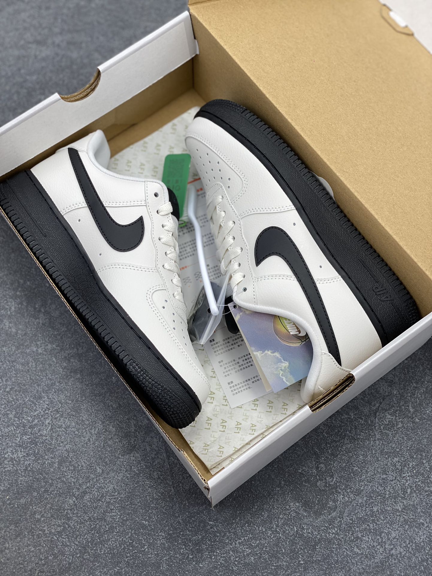 图片[9]-HY版本💯 Nike Air Force 1 Low 米白大学白黑 空军一号低帮运动休闲板鞋 原楦头原纸板 打造纯正空军版型#专注外贸渠道 全掌内置蜂窝气垫 #原盒配件 原厂中底钢印、拉帮完美 货号：HJ7180-030 尺码：36 36.5 37.5 38 38.5 39 40 40.5 41 42 42.5 43 44 44.5 45 46-选品中心