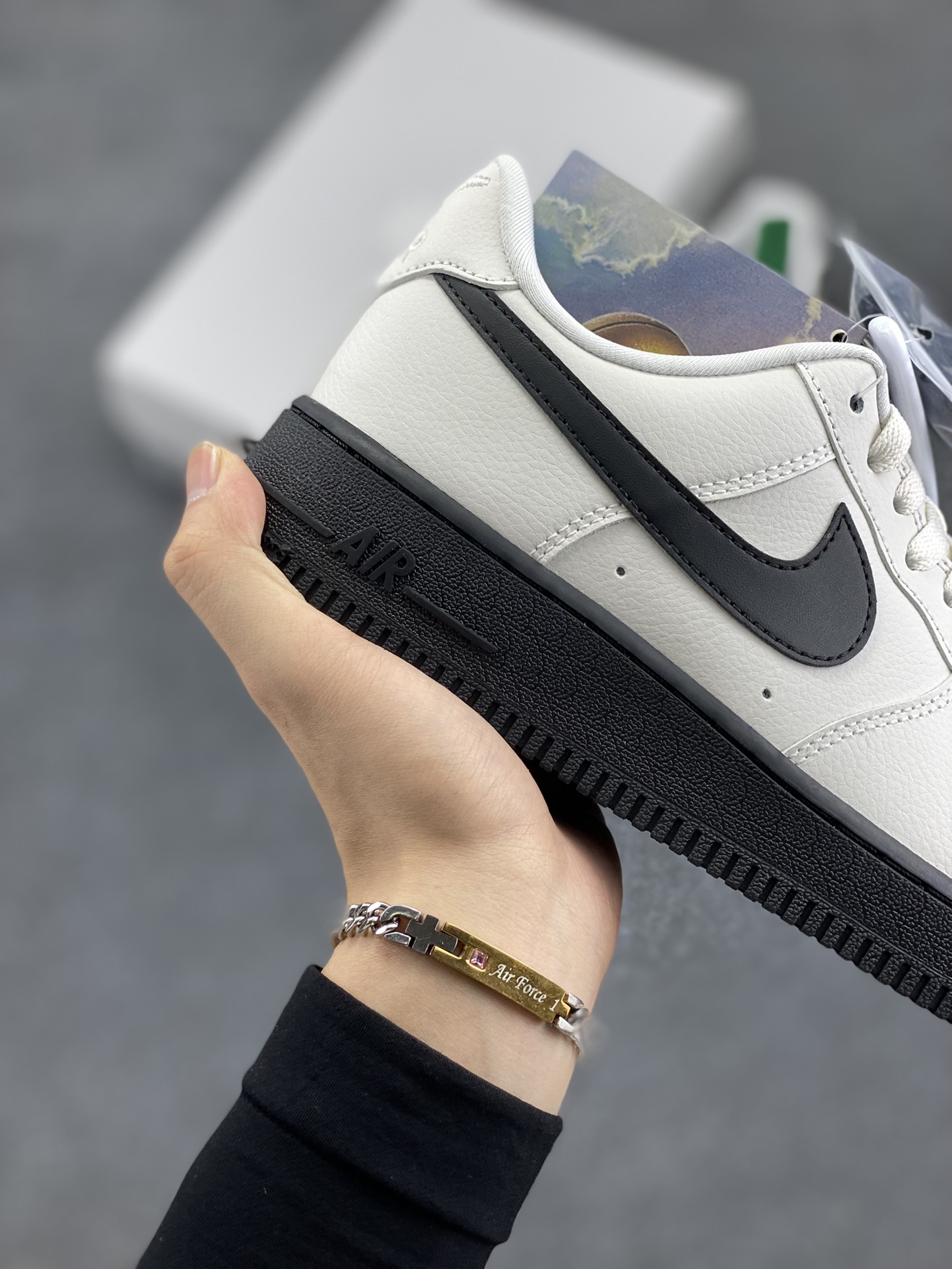 图片[6]-HY版本💯 Nike Air Force 1 Low 米白大学白黑 空军一号低帮运动休闲板鞋 原楦头原纸板 打造纯正空军版型#专注外贸渠道 全掌内置蜂窝气垫 #原盒配件 原厂中底钢印、拉帮完美 货号：HJ7180-030 尺码：36 36.5 37.5 38 38.5 39 40 40.5 41 42 42.5 43 44 44.5 45 46-选品中心