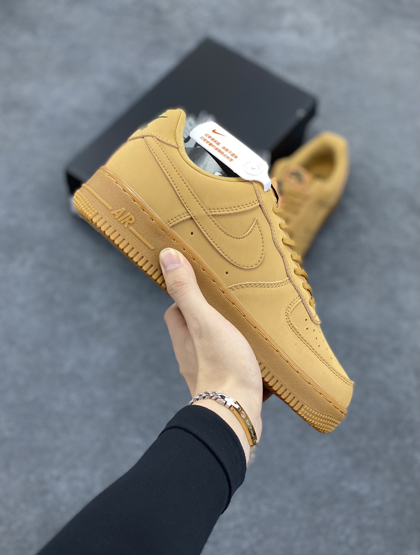 福利特价 Nike Air Force1 Low AF1 经典款小麦色空军一号低帮休闲板鞋一代。Nike继续推出小麦色AF1 以与低帮款的方式呈现 小麦色牛巴革打造鞋面 生胶鞋底与鞋面风格协调一致 搭配同色系尼龙鞋带 侧身皮质Swoosh Logo进一步体现 独特魅力． 货号：AA4061-200 尺码：36 36.5 37.5 38 38.5 39 40 40.5 41 42 42.5 43 44 44.5 45-选品中心