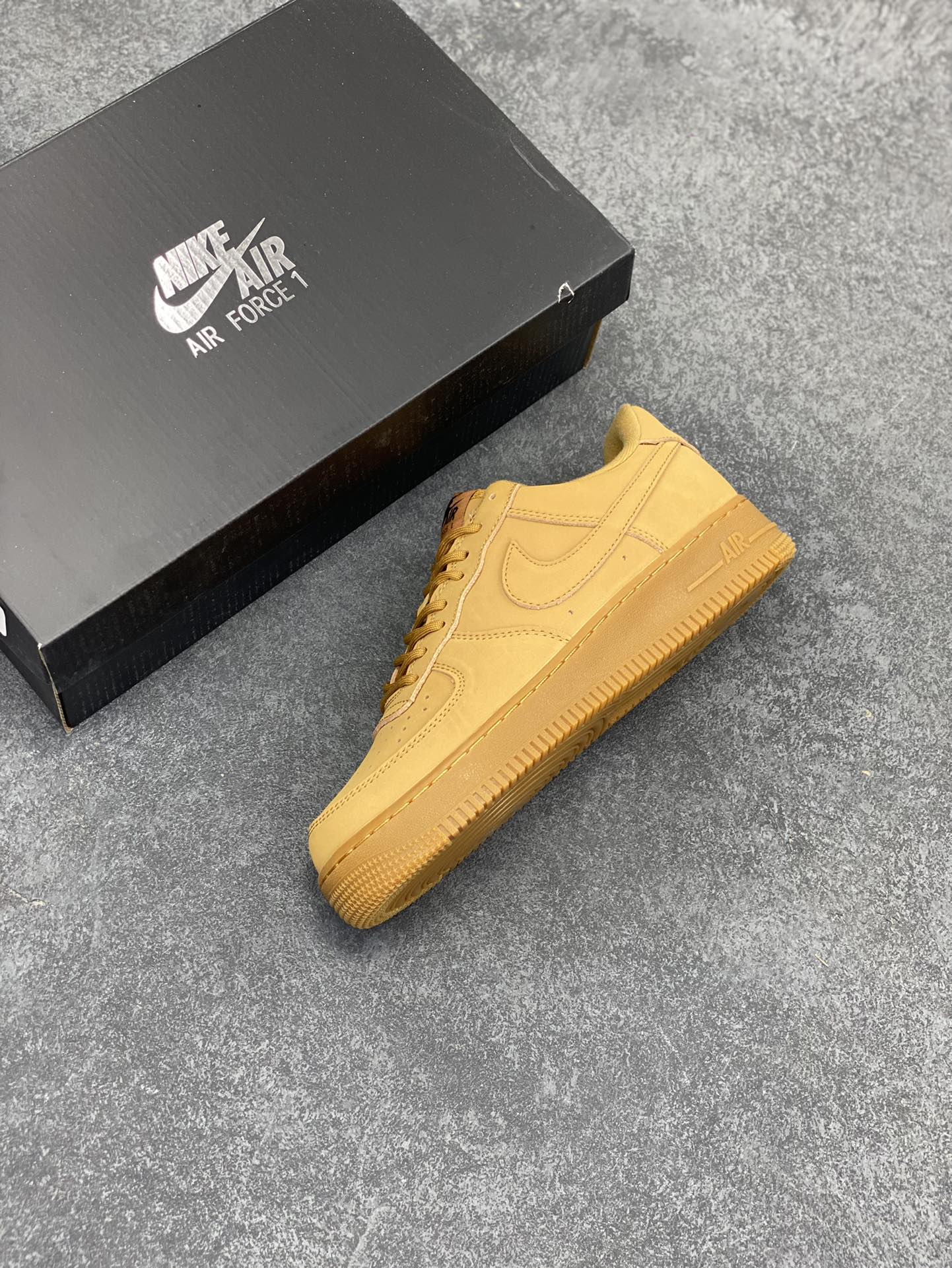 图片[7]-福利特价 Nike Air Force1 Low AF1 经典款小麦色空军一号低帮休闲板鞋一代。Nike继续推出小麦色AF1 以与低帮款的方式呈现 小麦色牛巴革打造鞋面 生胶鞋底与鞋面风格协调一致 搭配同色系尼龙鞋带 侧身皮质Swoosh Logo进一步体现 独特魅力． 货号：AA4061-200 尺码：36 36.5 37.5 38 38.5 39 40 40.5 41 42 42.5 43 44 44.5 45-选品中心