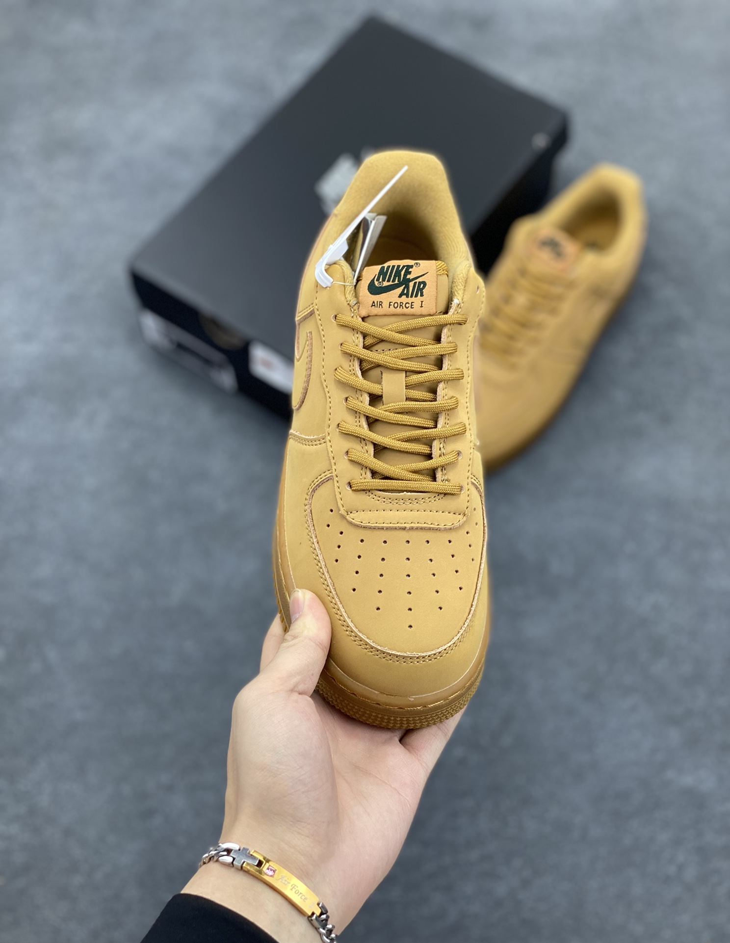 图片[2]-福利特价 Nike Air Force1 Low AF1 经典款小麦色空军一号低帮休闲板鞋一代。Nike继续推出小麦色AF1 以与低帮款的方式呈现 小麦色牛巴革打造鞋面 生胶鞋底与鞋面风格协调一致 搭配同色系尼龙鞋带 侧身皮质Swoosh Logo进一步体现 独特魅力． 货号：AA4061-200 尺码：36 36.5 37.5 38 38.5 39 40 40.5 41 42 42.5 43 44 44.5 45-选品中心