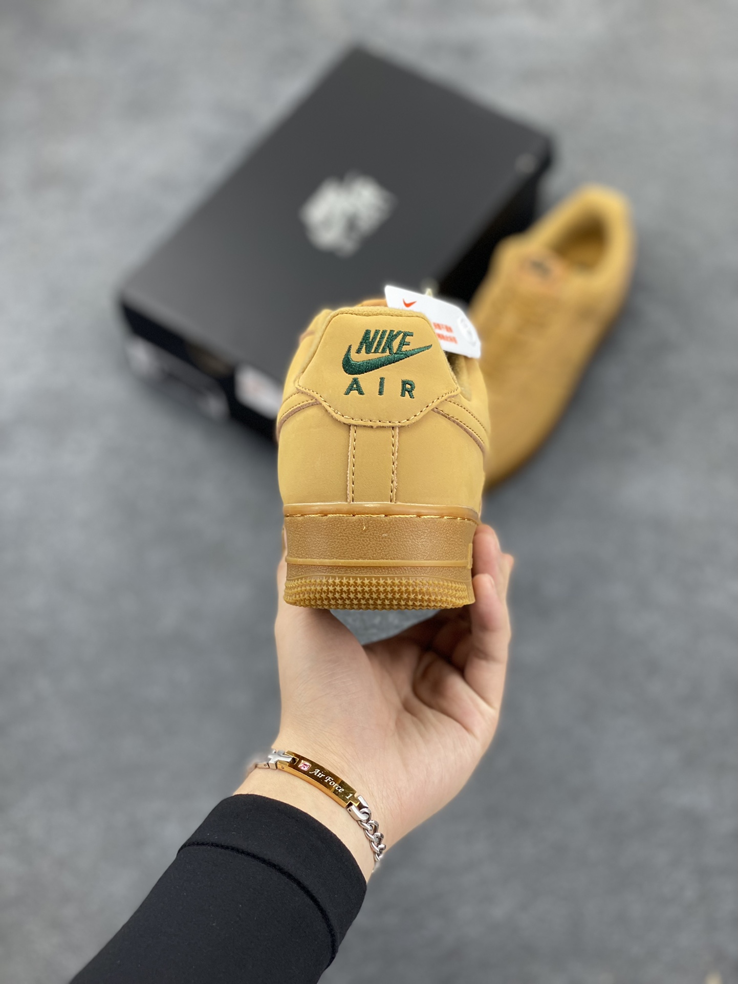 图片[4]-福利特价 Nike Air Force1 Low AF1 经典款小麦色空军一号低帮休闲板鞋一代。Nike继续推出小麦色AF1 以与低帮款的方式呈现 小麦色牛巴革打造鞋面 生胶鞋底与鞋面风格协调一致 搭配同色系尼龙鞋带 侧身皮质Swoosh Logo进一步体现 独特魅力． 货号：AA4061-200 尺码：36 36.5 37.5 38 38.5 39 40 40.5 41 42 42.5 43 44 44.5 45-选品中心