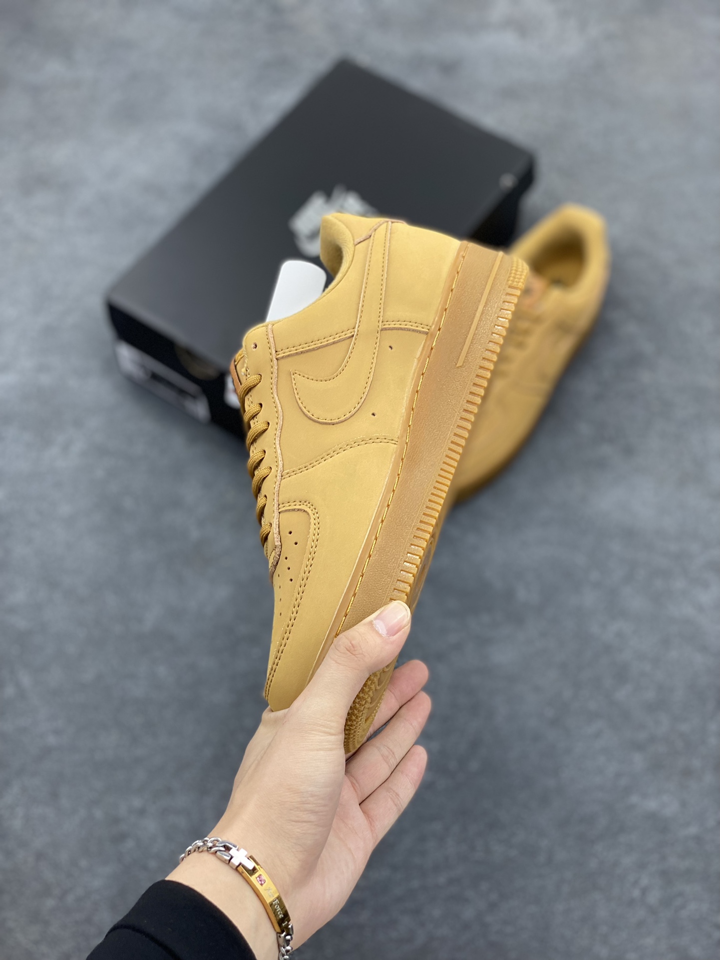 图片[3]-福利特价 Nike Air Force1 Low AF1 经典款小麦色空军一号低帮休闲板鞋一代。Nike继续推出小麦色AF1 以与低帮款的方式呈现 小麦色牛巴革打造鞋面 生胶鞋底与鞋面风格协调一致 搭配同色系尼龙鞋带 侧身皮质Swoosh Logo进一步体现 独特魅力． 货号：AA4061-200 尺码：36 36.5 37.5 38 38.5 39 40 40.5 41 42 42.5 43 44 44.5 45-选品中心