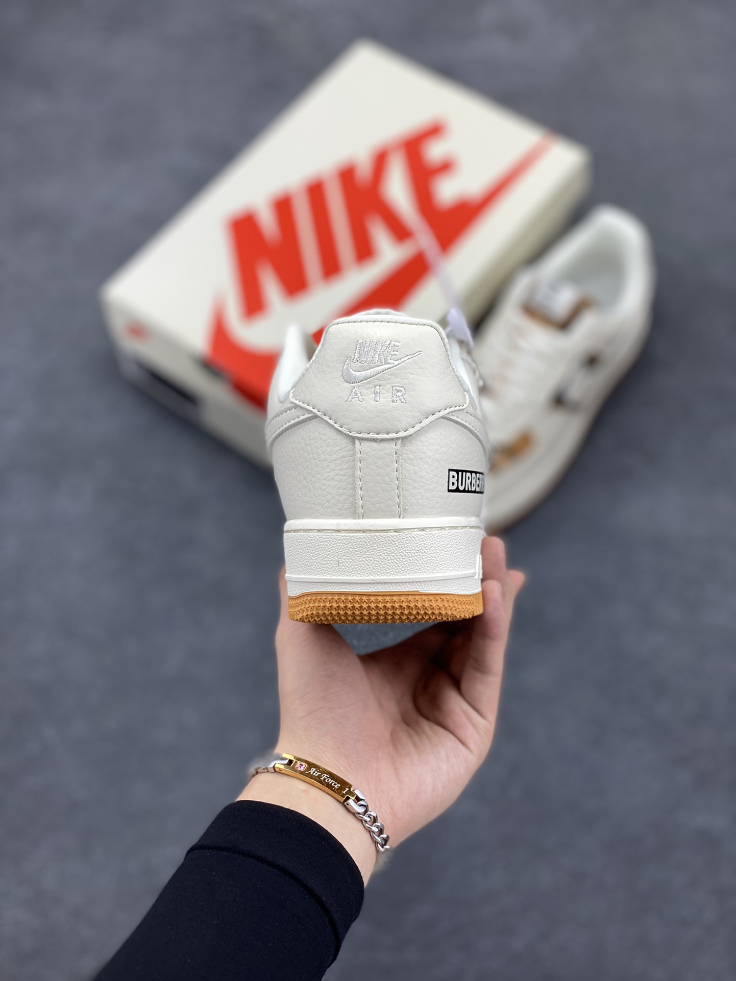 图片[4]-NIke Air Force 1 \’07 Low “巴宝莉联名–米白黄格”空军一号 低帮 运动鞋 休闲鞋 折边针车 工艺难度大 原楦头原纸板 原装鞋盒 定制五金配件 内置全掌气垫 原厂鞋底 货号：DF0180-006 尺码：36 36.5 37.5 38 38.5 39 40 40.5 41 42 42.5 43 44 44.5 45-选品中心