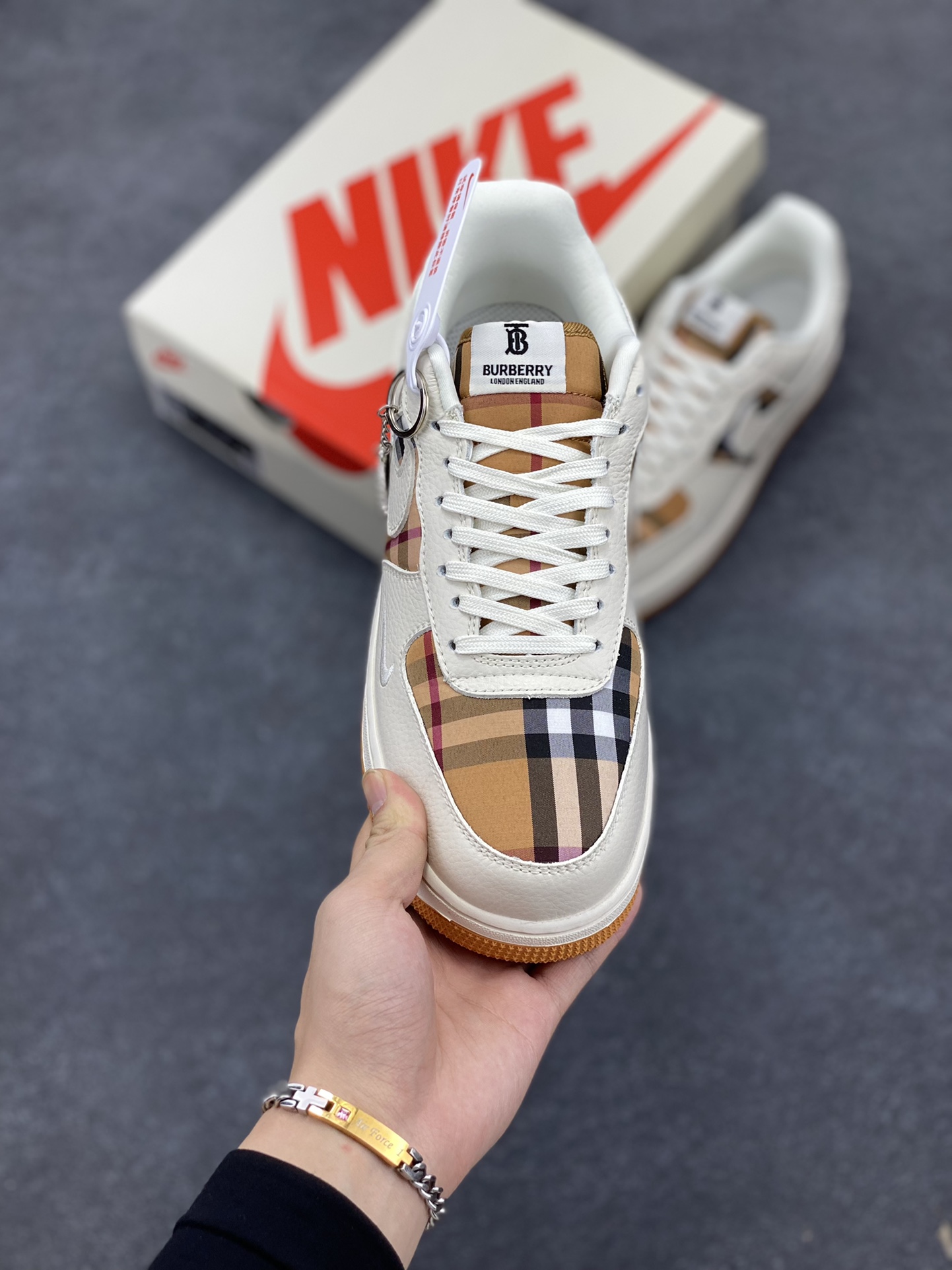 图片[2]-NIke Air Force 1 \’07 Low “巴宝莉联名–米白黄格”空军一号 低帮 运动鞋 休闲鞋 折边针车 工艺难度大 原楦头原纸板 原装鞋盒 定制五金配件 内置全掌气垫 原厂鞋底 货号：DF0180-006 尺码：36 36.5 37.5 38 38.5 39 40 40.5 41 42 42.5 43 44 44.5 45-选品中心