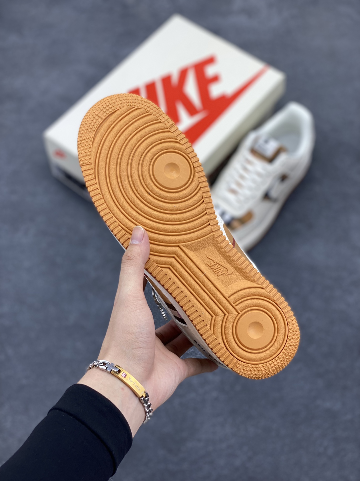 图片[5]-NIke Air Force 1 \’07 Low “巴宝莉联名–米白黄格”空军一号 低帮 运动鞋 休闲鞋 折边针车 工艺难度大 原楦头原纸板 原装鞋盒 定制五金配件 内置全掌气垫 原厂鞋底 货号：DF0180-006 尺码：36 36.5 37.5 38 38.5 39 40 40.5 41 42 42.5 43 44 44.5 45-选品中心