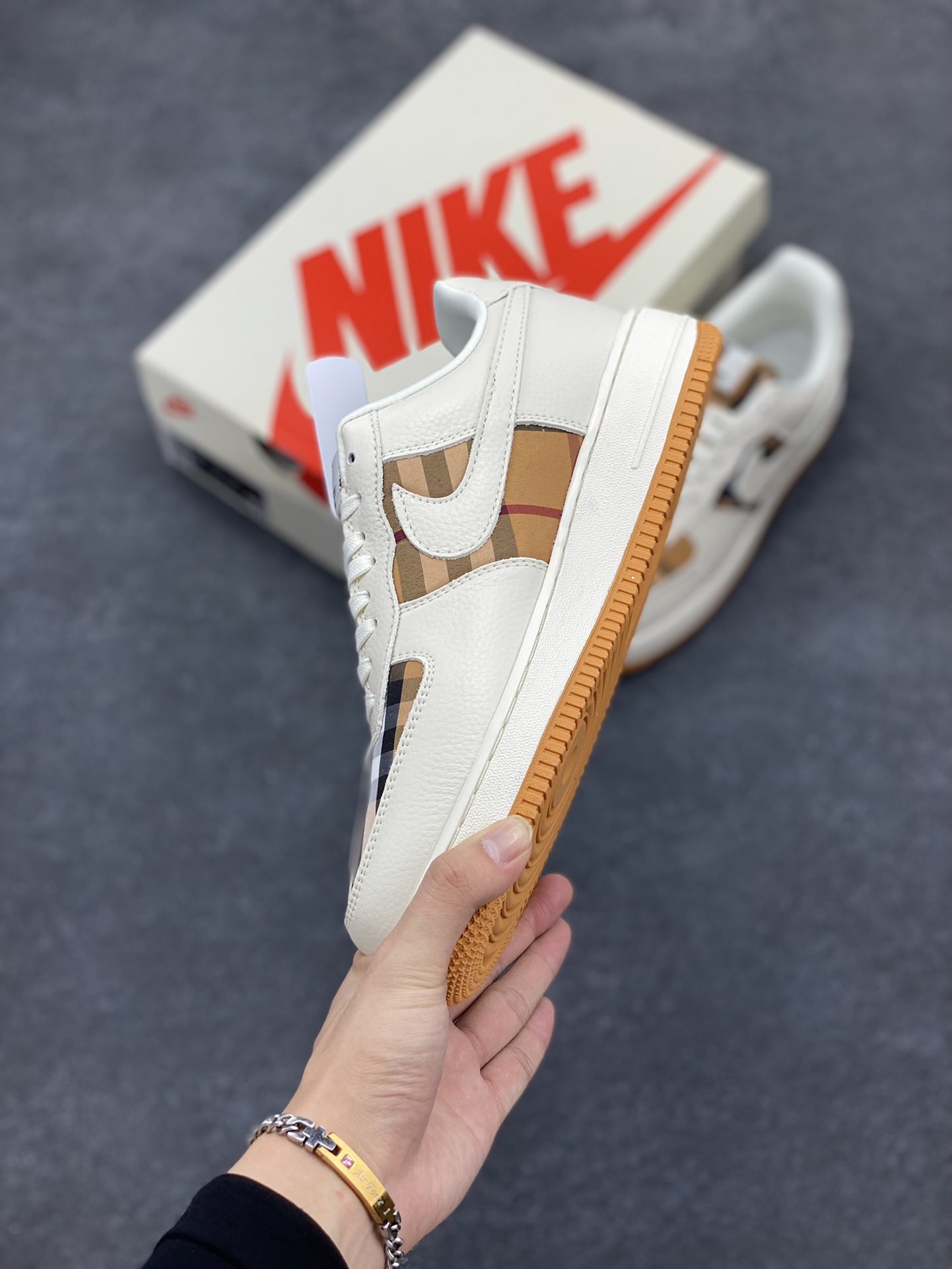 图片[3]-NIke Air Force 1 \’07 Low “巴宝莉联名–米白黄格”空军一号 低帮 运动鞋 休闲鞋 折边针车 工艺难度大 原楦头原纸板 原装鞋盒 定制五金配件 内置全掌气垫 原厂鞋底 货号：DF0180-006 尺码：36 36.5 37.5 38 38.5 39 40 40.5 41 42 42.5 43 44 44.5 45-选品中心